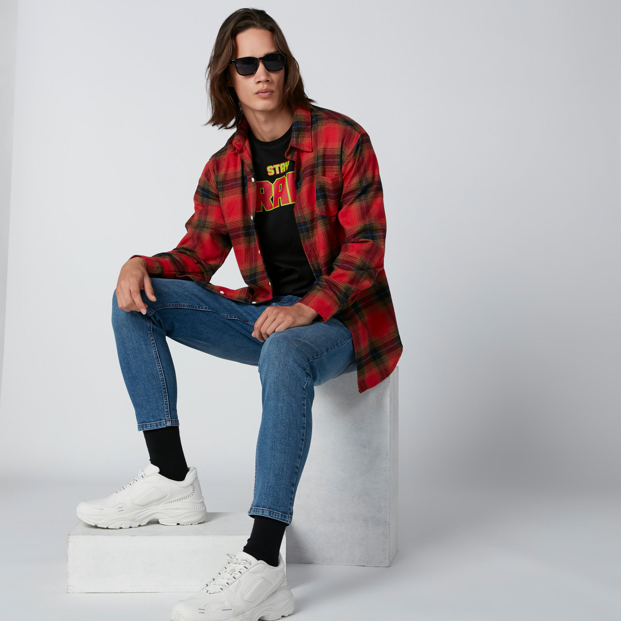 تيشيرت بياقة مستديرة وأكمام قصيرة وطبعات نصيّة-men-clothing-tshirtsandpolos-tshirts-image-1