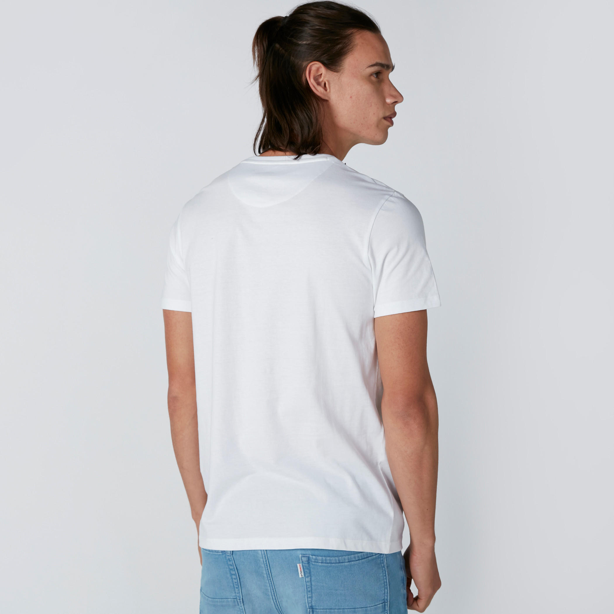 تيشيرت بياقة مستديرة وأكمام قصيرة وطبعات-men-clothing-tshirtsandpolos-tshirts-image-2