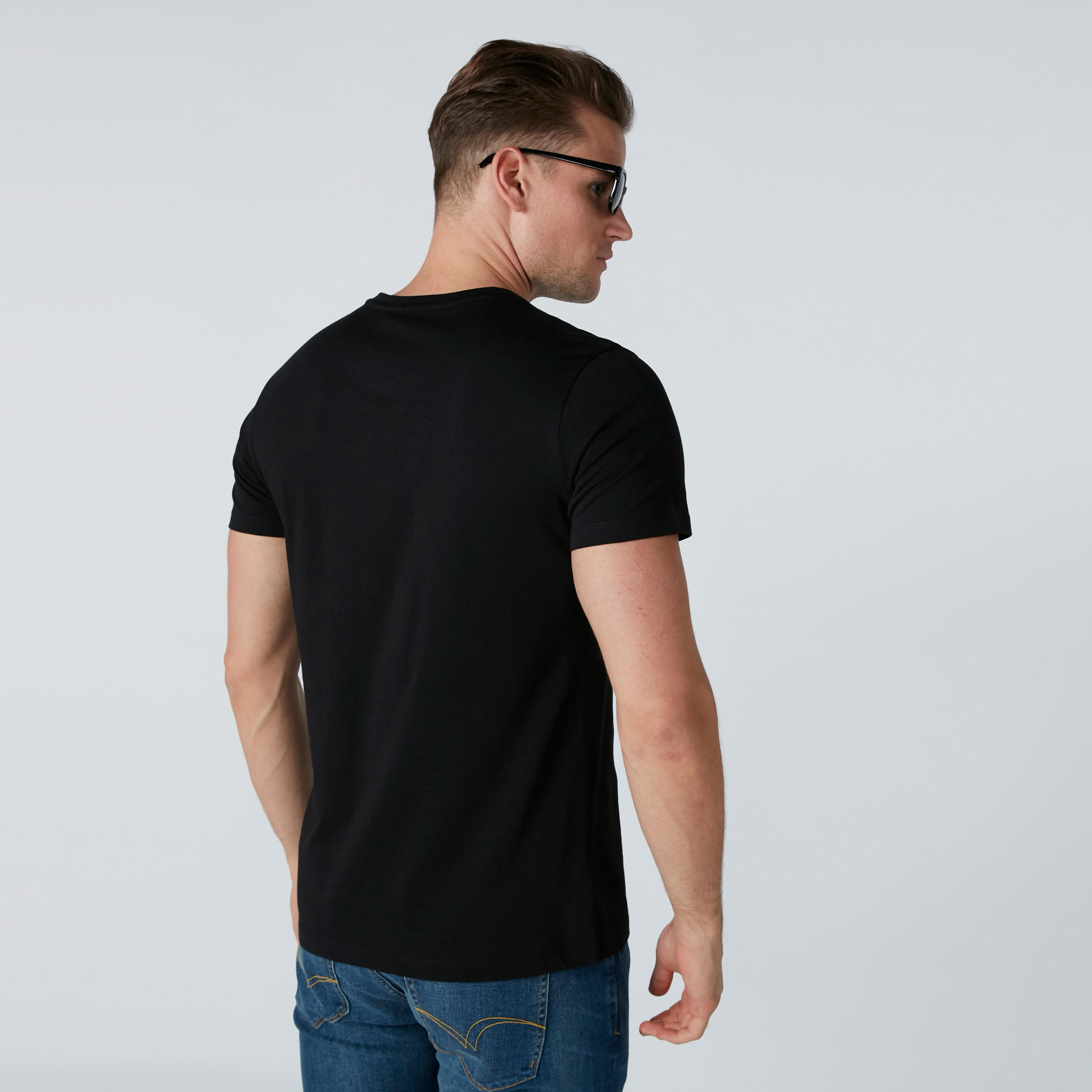 تيشيرت منقوش بياقة مستديرة وأكمام قصيرة بقصة عادية-men-clothing-tshirtsandpolos-tshirts-image-2