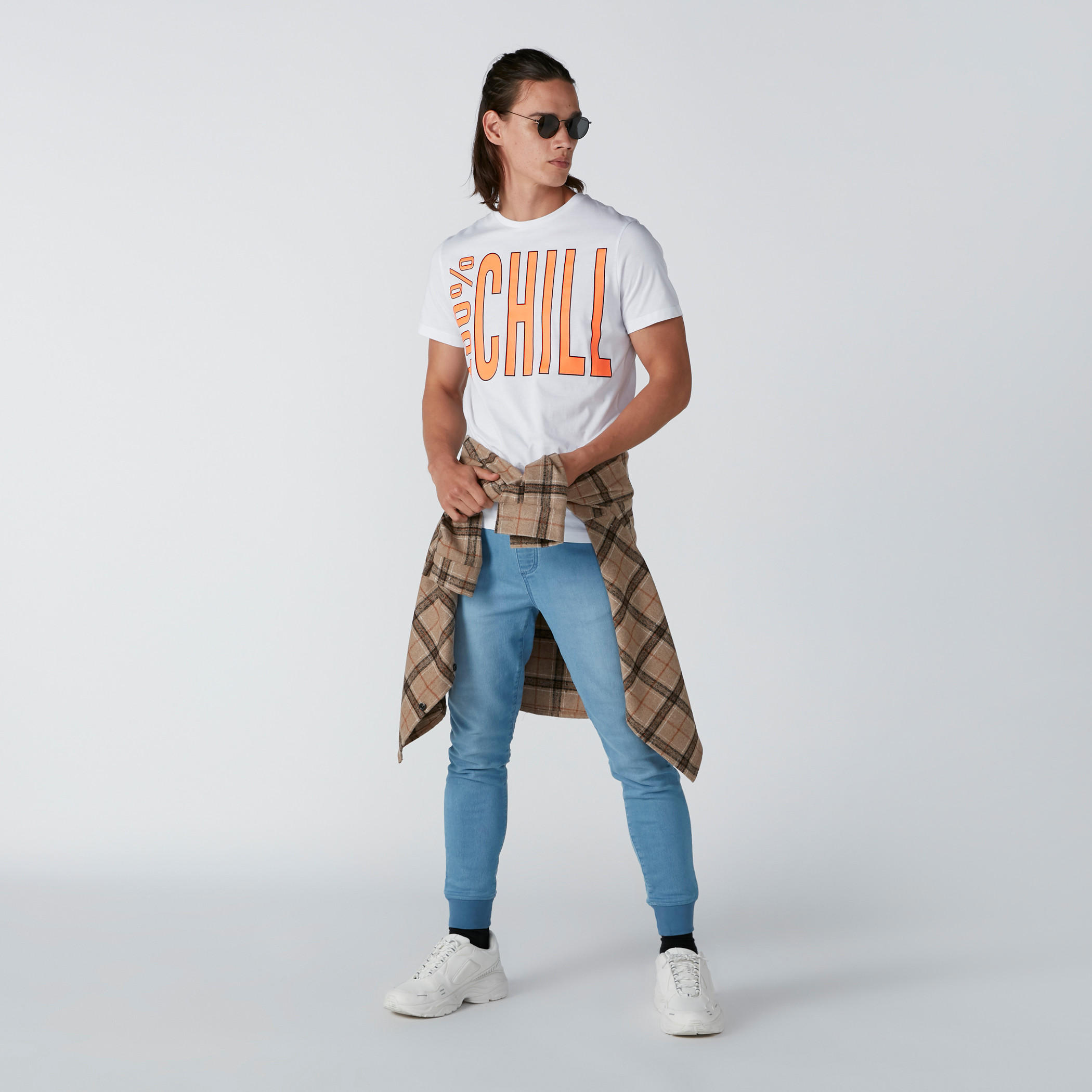 تيشيرت بقصّة عادية وياقة مستديرة وأكمام قصيرة وطبعات-men-clothing-tshirtsandpolos-tshirts-image-1