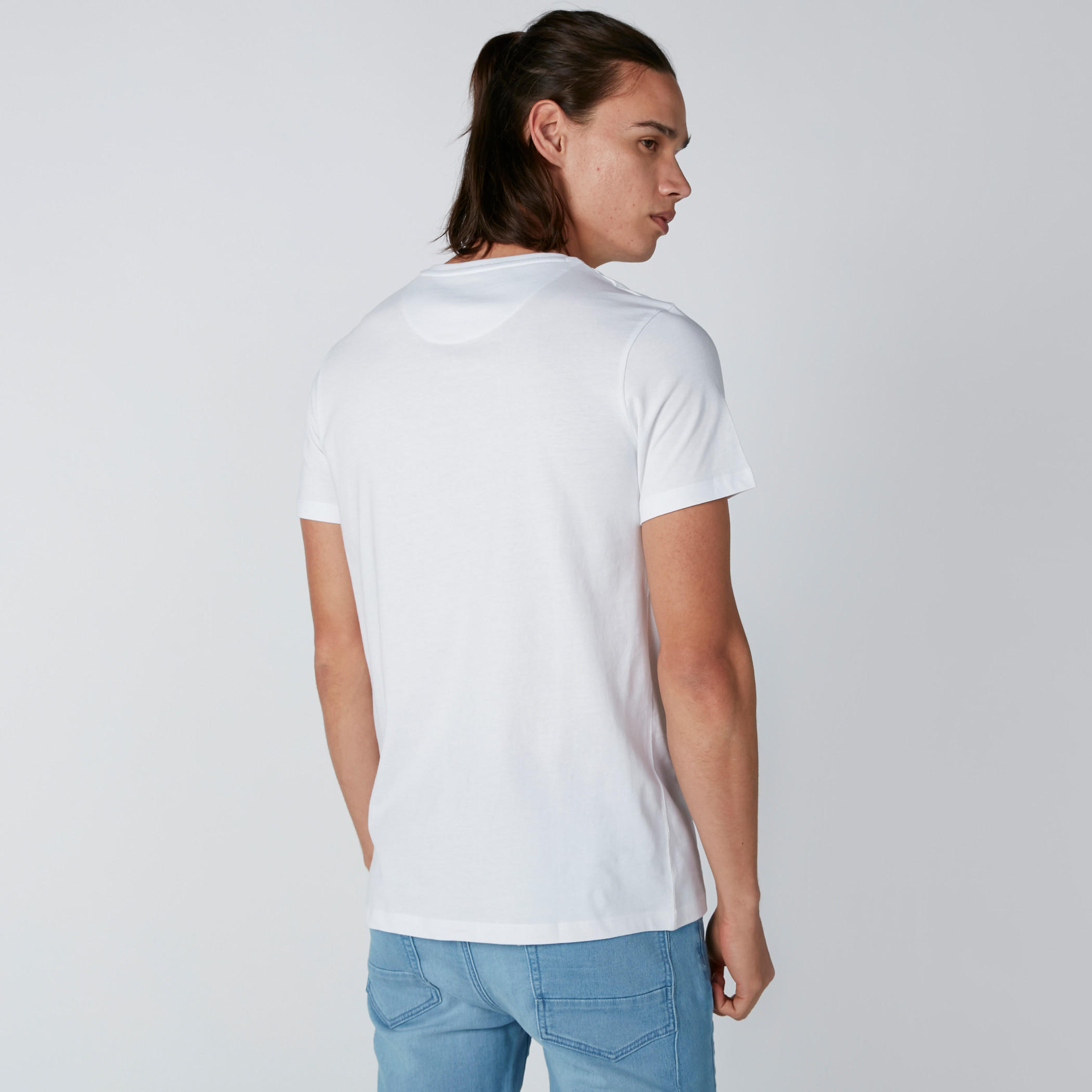 تيشيرت بقصّة عادية وياقة مستديرة وأكمام قصيرة وطبعات-men-clothing-tshirtsandpolos-tshirts-image-2
