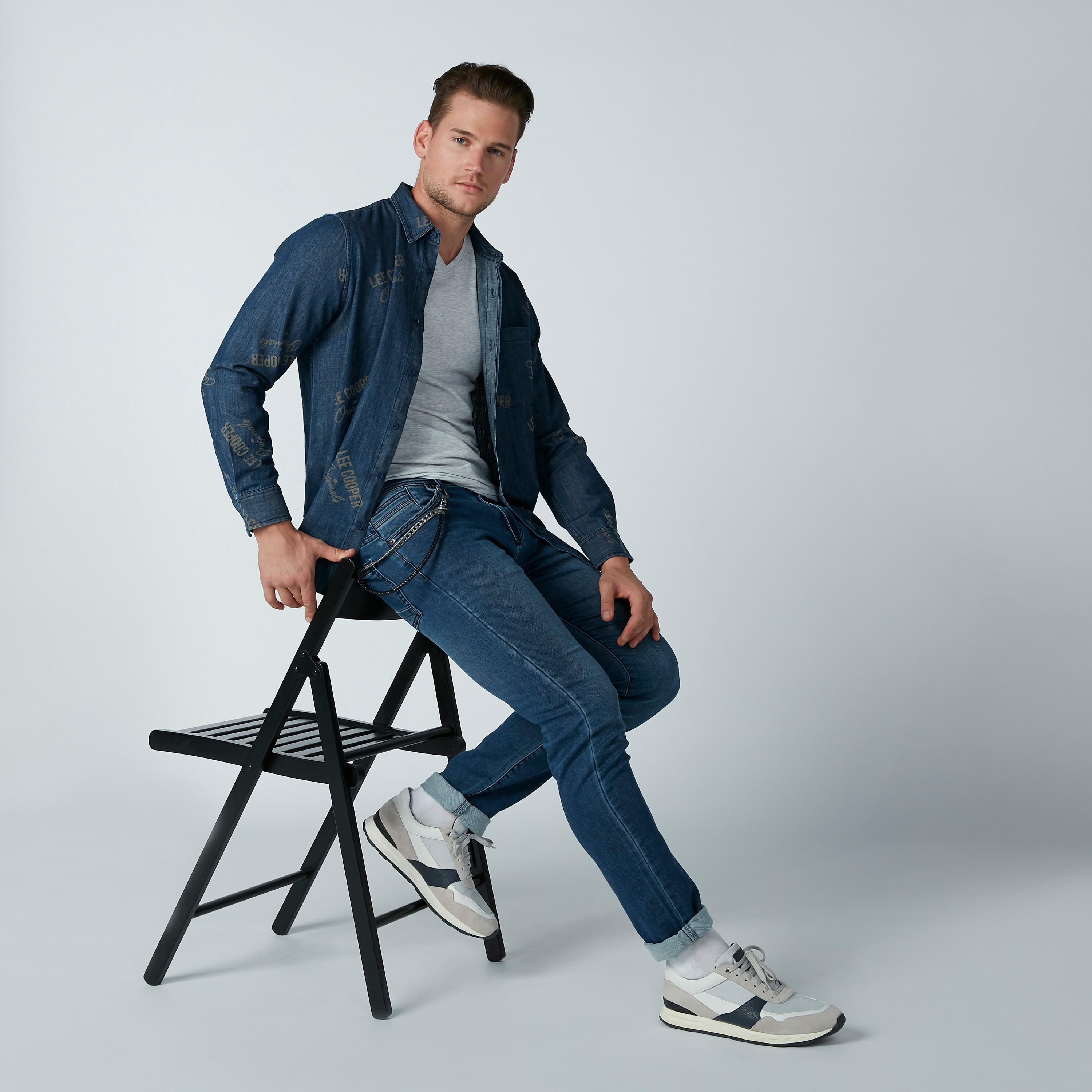 تيشيرت بياقة V وأكمام قصيرة-men-clothing-tshirtsandpolos-tshirts-image-1