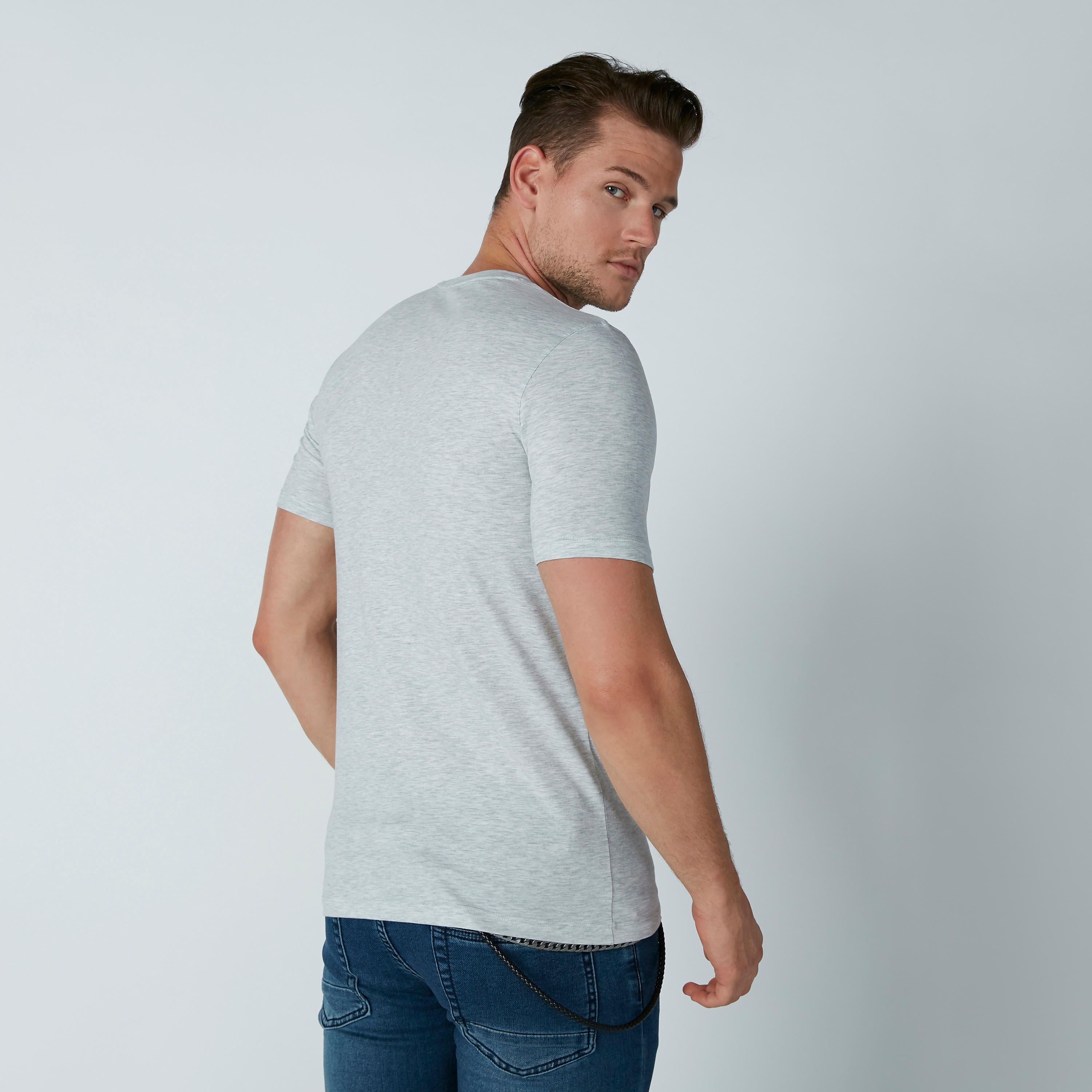 تيشيرت بياقة V وأكمام قصيرة-men-clothing-tshirtsandpolos-tshirts-image-3