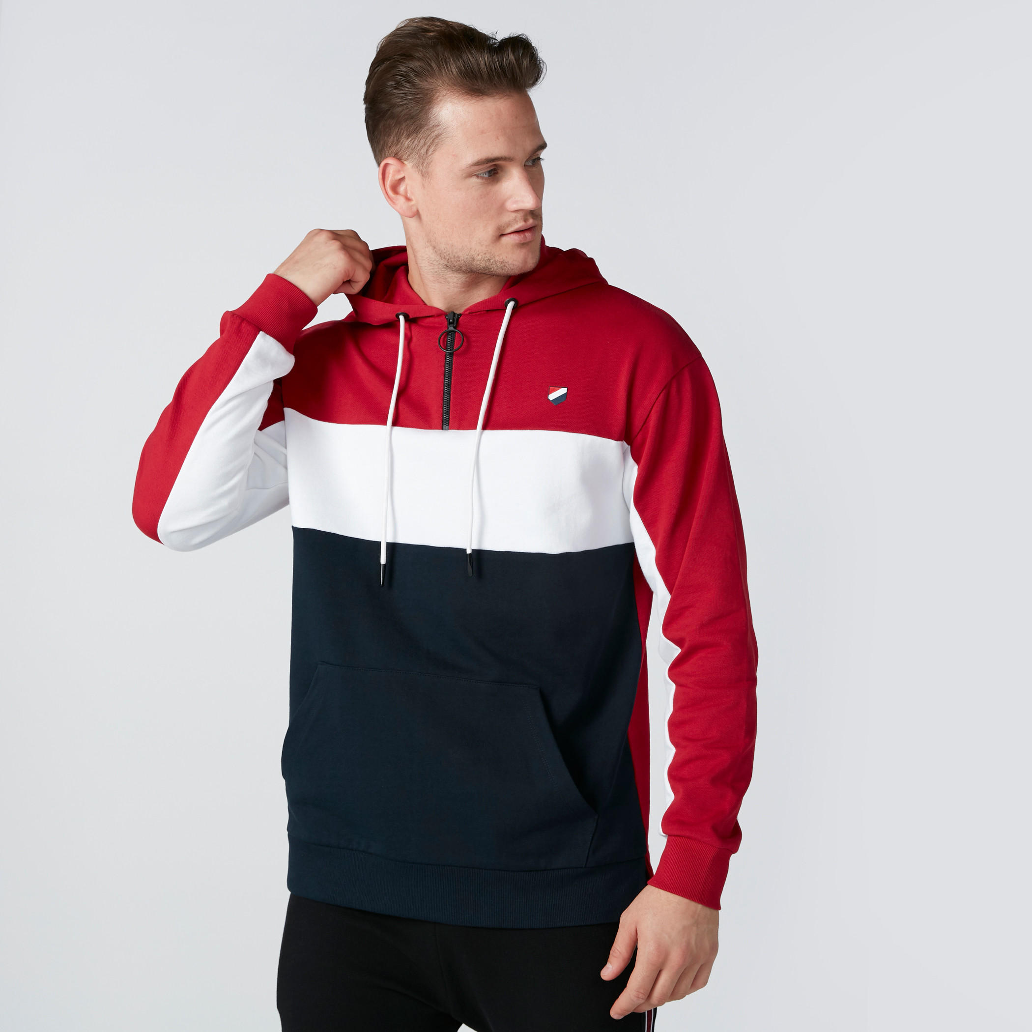 سويت شيرت بقبعة وأكمام طويلة وجيوب كانجارو-men-winterwear-hoodiesandsweatshirts-image-1