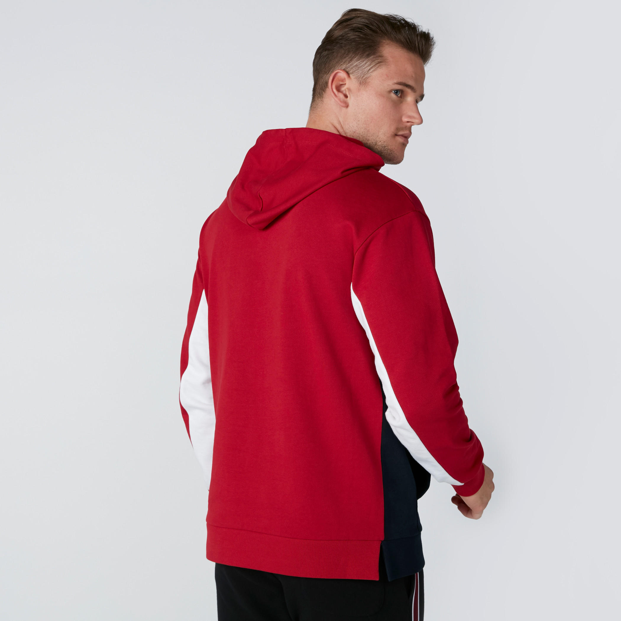 سويت شيرت بقبعة وأكمام طويلة وجيوب كانجارو-men-winterwear-hoodiesandsweatshirts-image-2