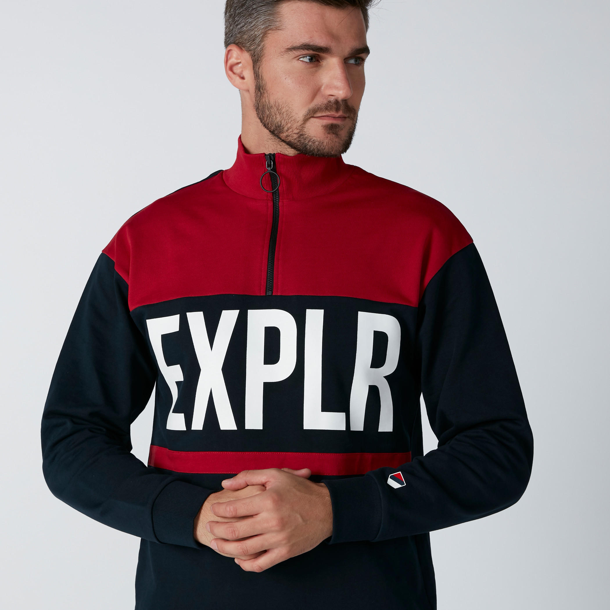 سويت شيرت بياقة عالية وسحّاب إغلاق وطبعات-men-winterwear-hoodiesandsweatshirts-image-1
