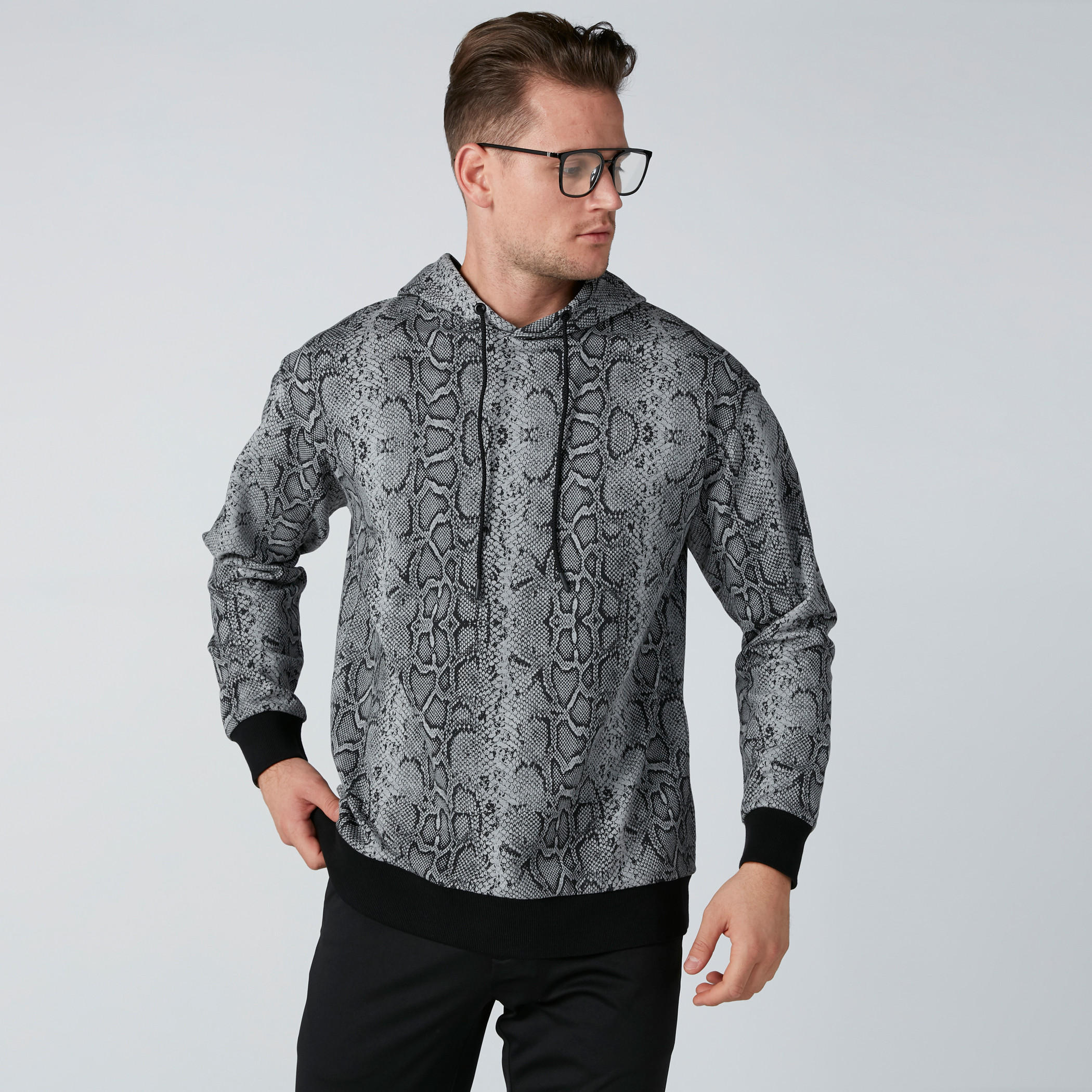 سويت شيرت بقبعة وأكمام طويلة وطبعات-men-winterwear-hoodiesandsweatshirts-image-1