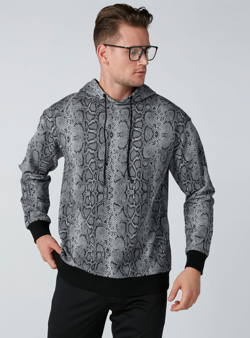 سويت شيرت بقبعة وأكمام طويلة وطبعات-men-winterwear-hoodiesandsweatshirts-image-1