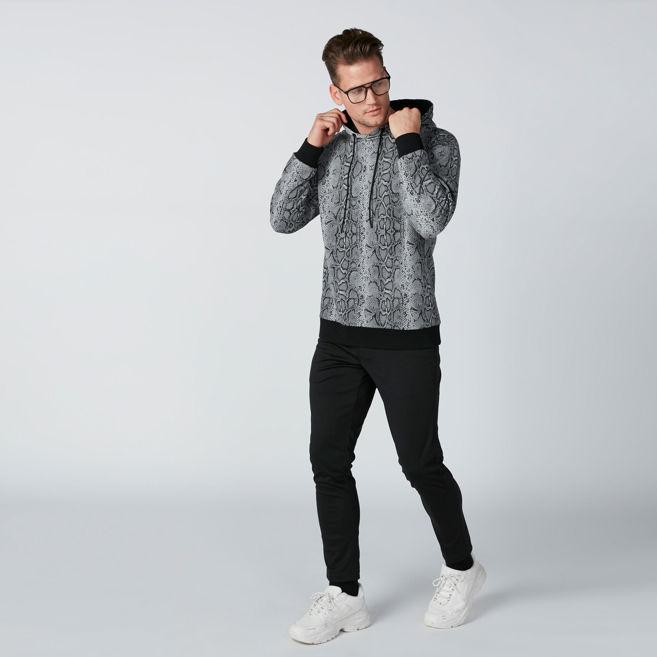 سويت شيرت بقبعة وأكمام طويلة وطبعات-men-winterwear-hoodiesandsweatshirts-image-3