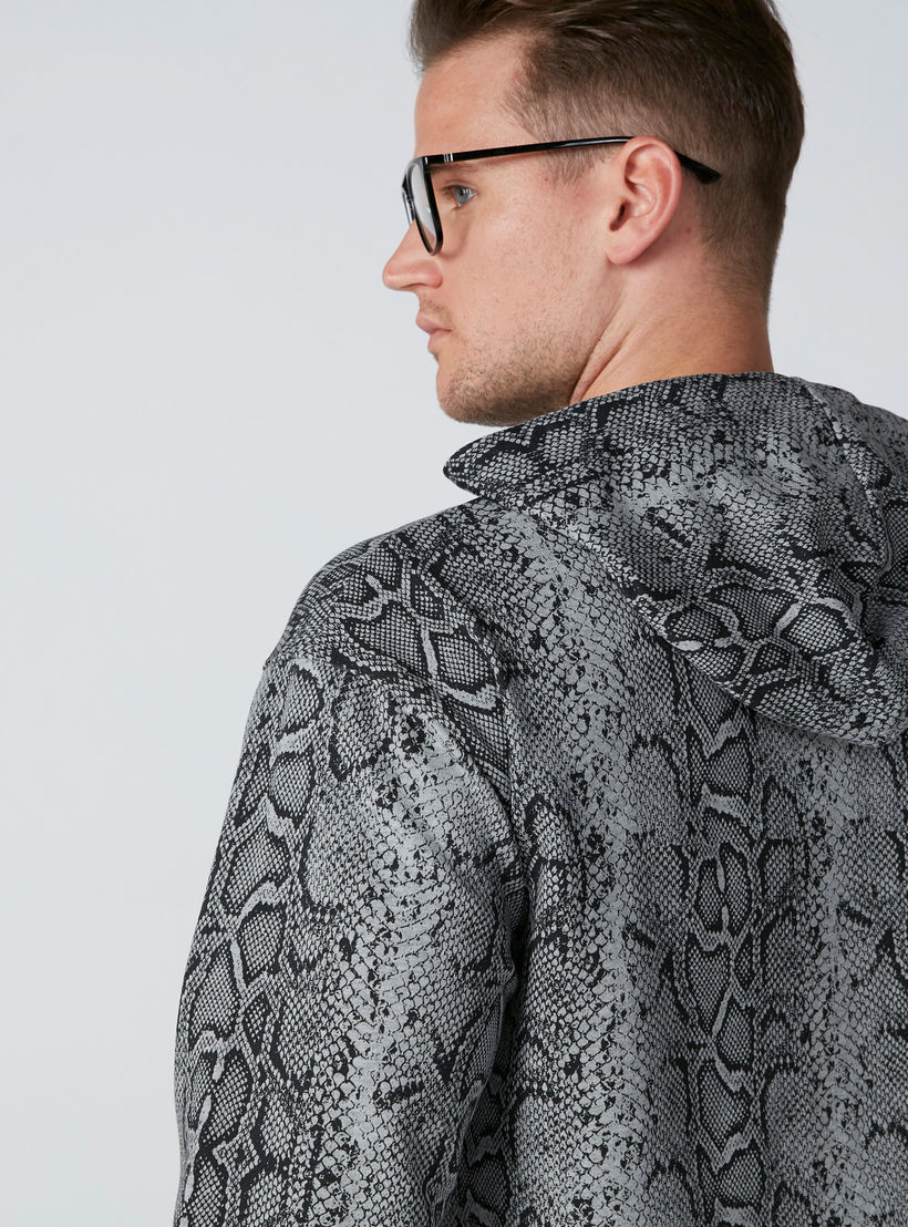 سويت شيرت بقبعة وأكمام طويلة وطبعات-men-winterwear-hoodiesandsweatshirts-image-4