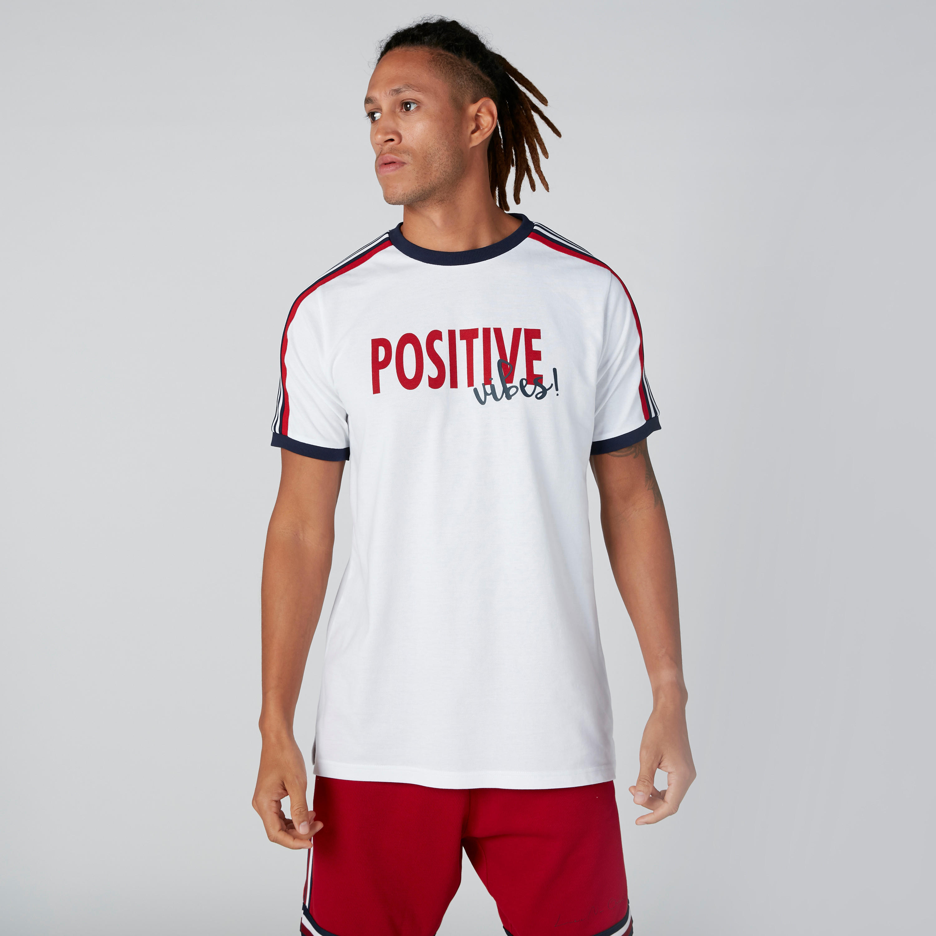 تيشيرت فضفاض بقصّة واسعة وشريطة وطبعات-men-clothing-tshirtsandpolos-tshirts-image-3