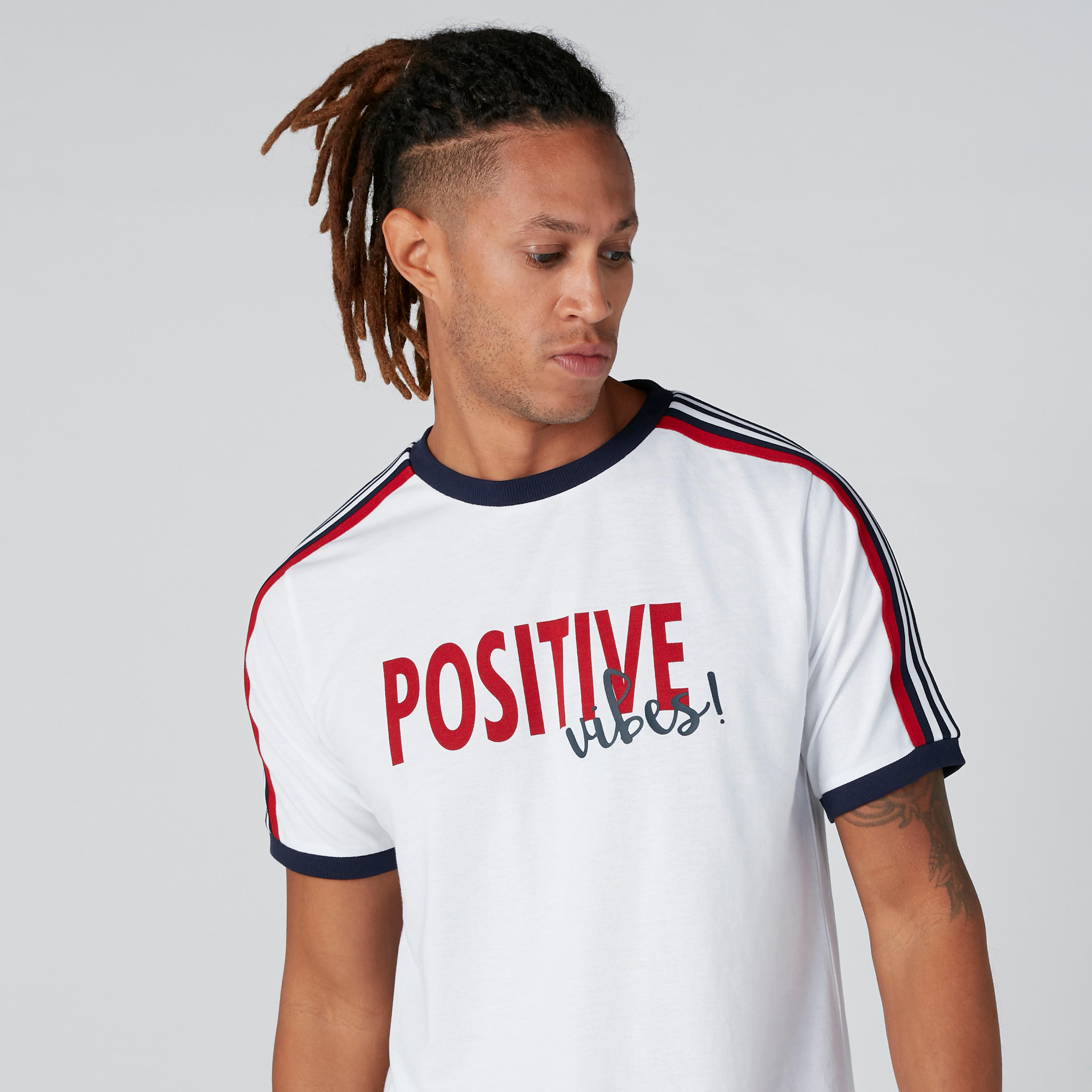 تيشيرت فضفاض بقصّة واسعة وشريطة وطبعات-men-clothing-tshirtsandpolos-tshirts-image-5