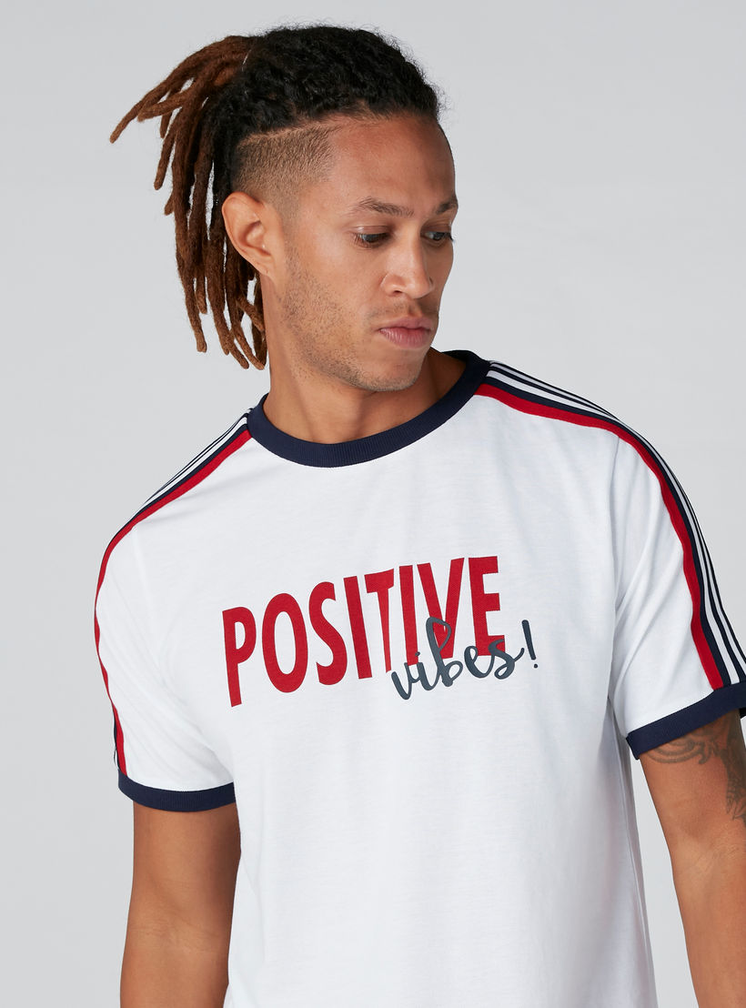 تيشيرت فضفاض بقصّة واسعة وشريطة وطبعات-men-clothing-tshirtsandpolos-tshirts-image-5