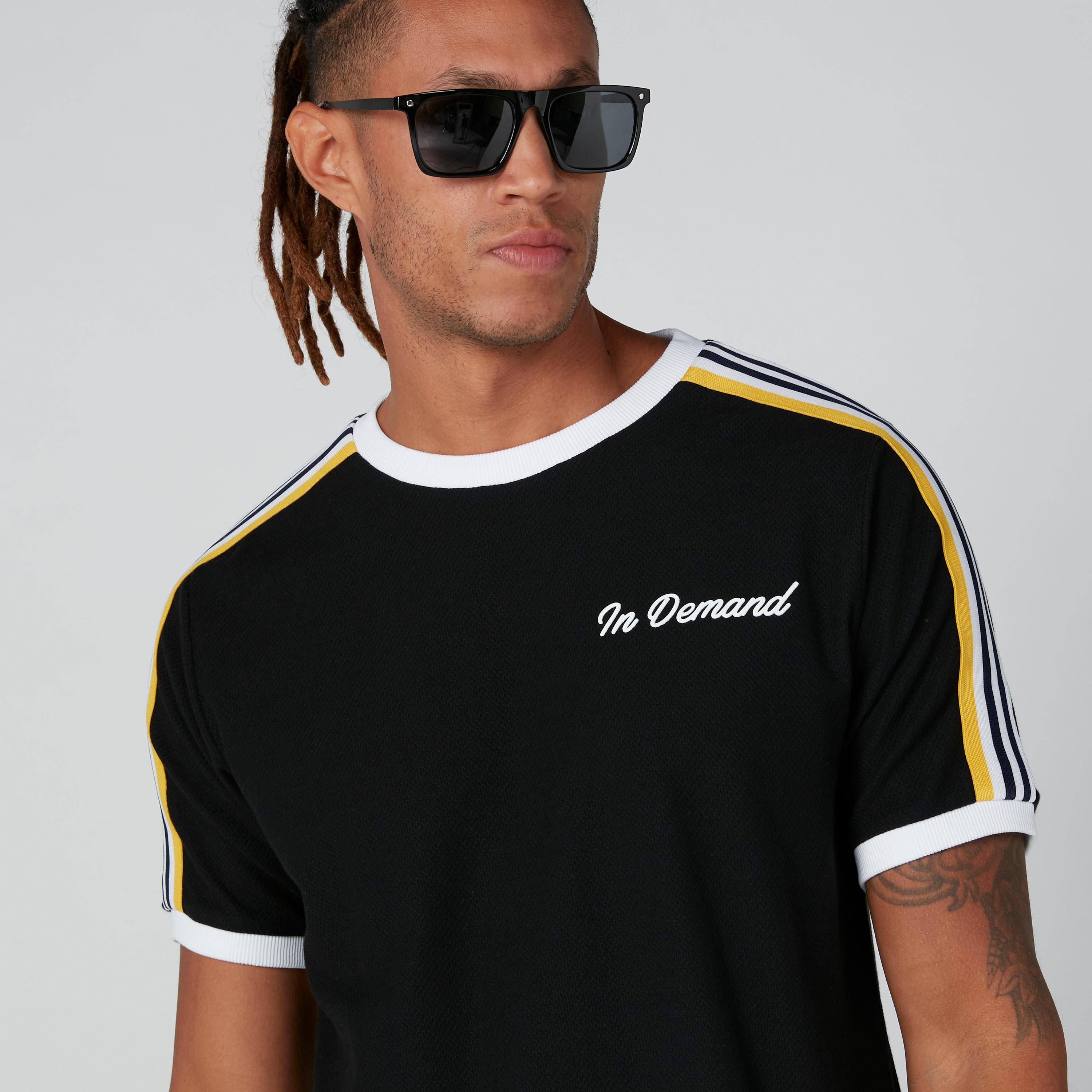 تيشيرت بياقة مستديرة وشريطة-men-clothing-tshirtsandpolos-tshirts-image-1