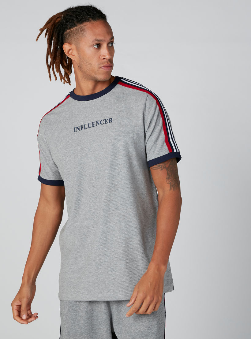 تيشيرت بقصّة واسعة وشريطة وطبعات-men-clothing-tshirtsandpolos-tshirts-image-1