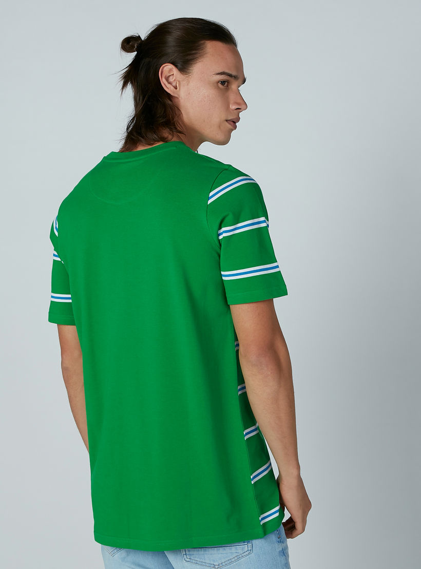 تيشيرت مقلّم بقصّة واسعة وياقة مستديرة وأكمام قصيرة-men-clothing-tshirtsandpolos-tshirts-image-3