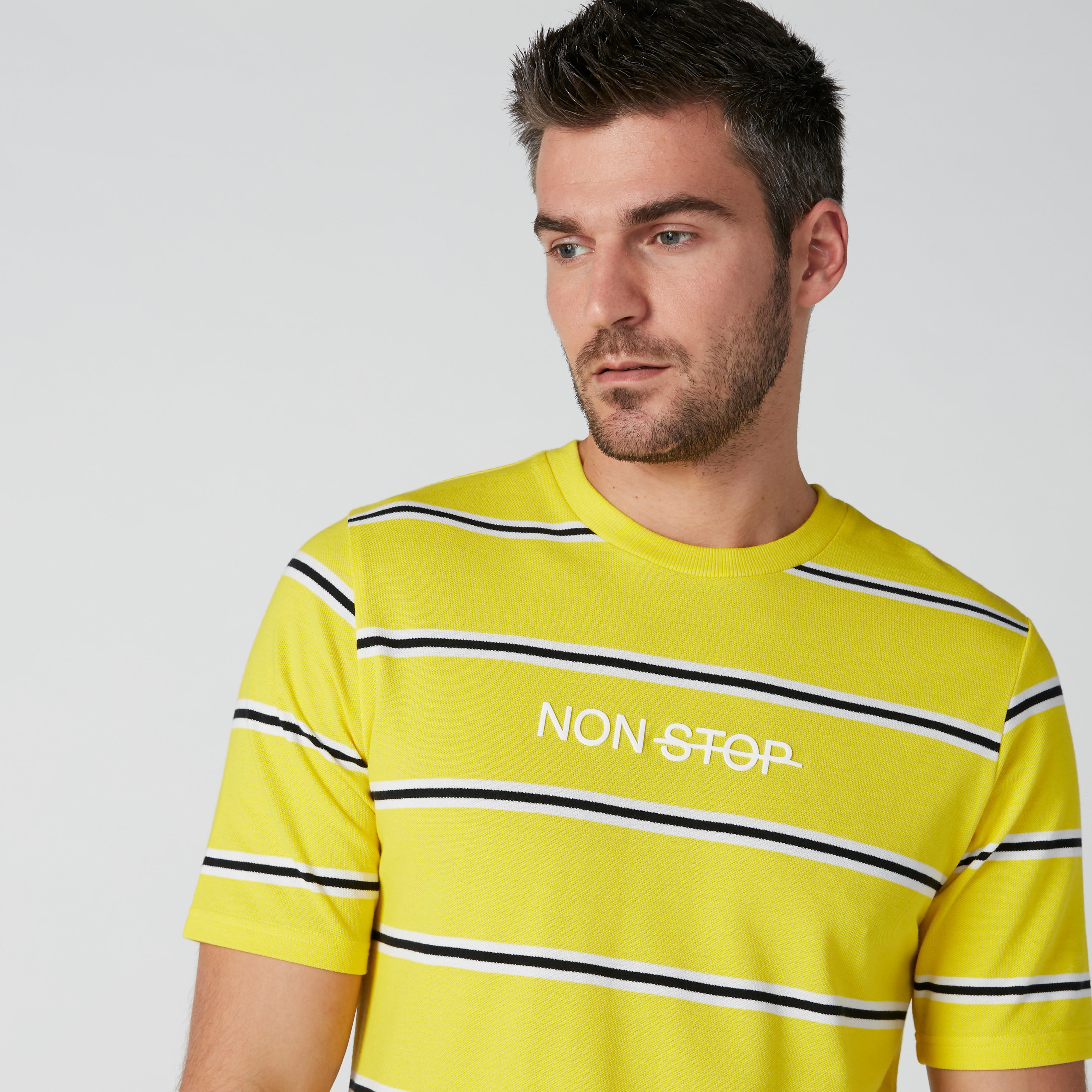 تيشيرت مقلّم بياقة مستديرة وأكمام قصيرة-men-clothing-tshirtsandpolos-tshirts-image-4