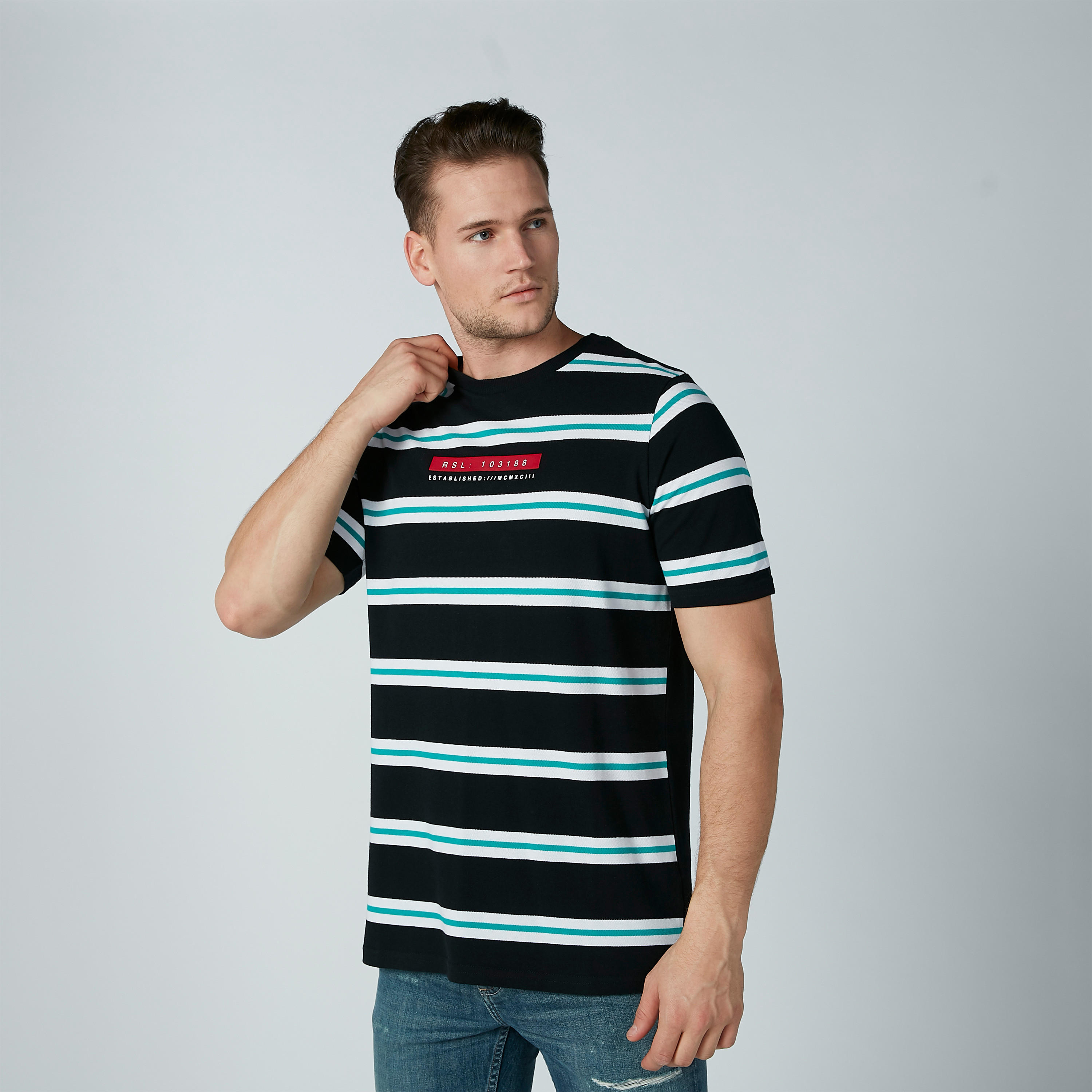 تيشيرت مقلّم بقصّة واسعة وياقة مستديرة وأكمام قصيرة-men-clothing-tshirtsandpolos-tshirts-image-1