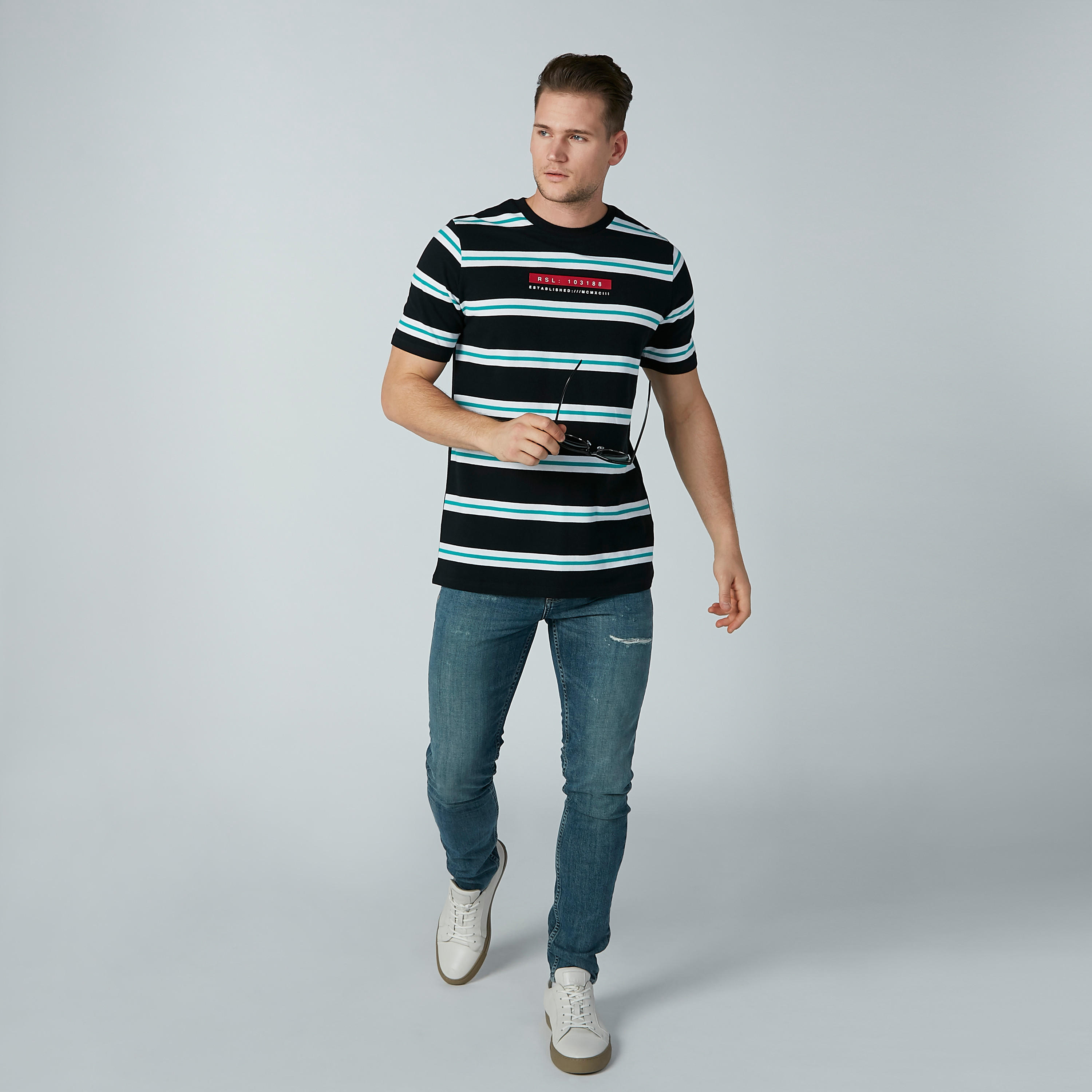 تيشيرت مقلّم بقصّة واسعة وياقة مستديرة وأكمام قصيرة-men-clothing-tshirtsandpolos-tshirts-image-2