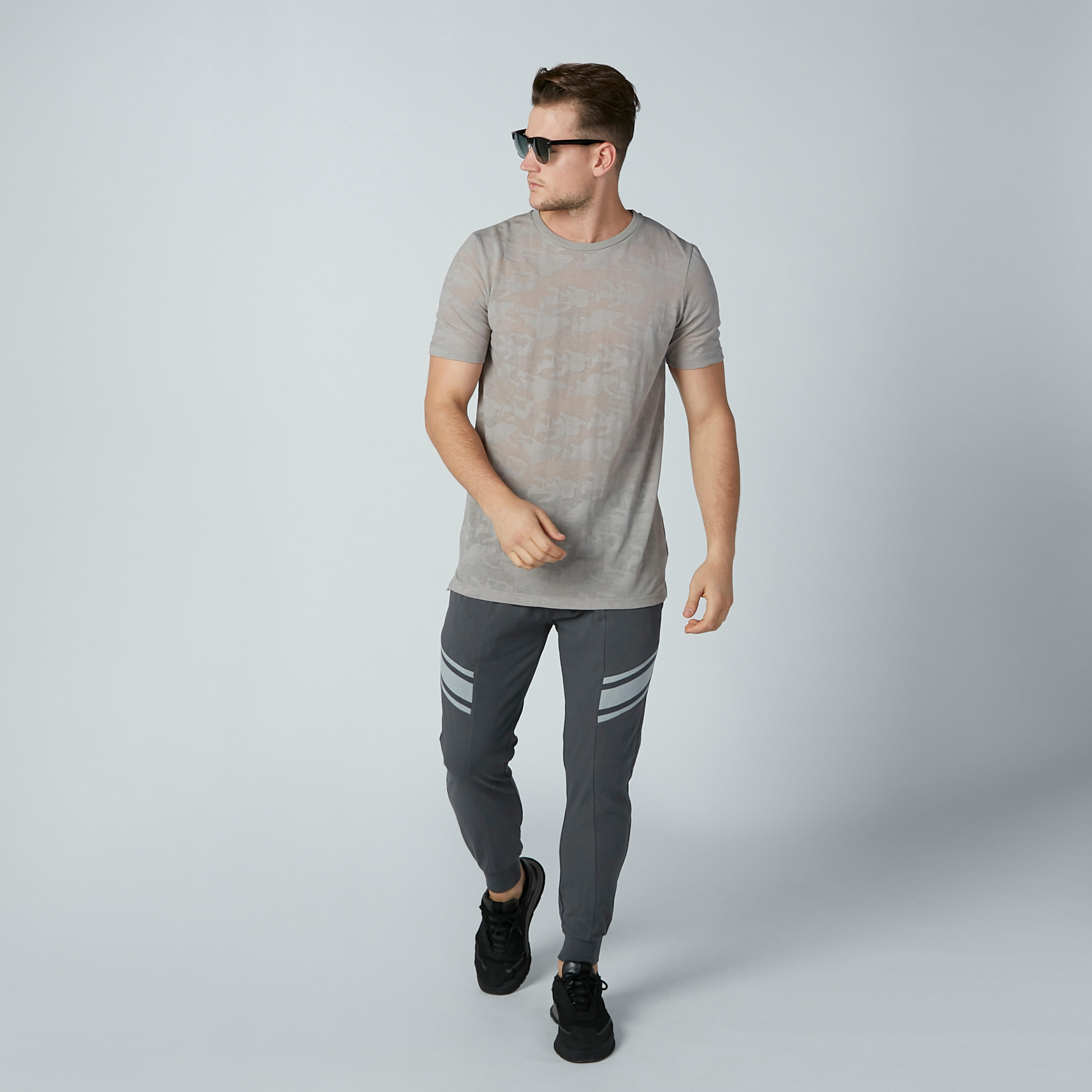 تيشيرت بياقة مستديرة وأكمام قصيرة وطبعات-men-clothing-tshirtsandpolos-tshirts-image-1
