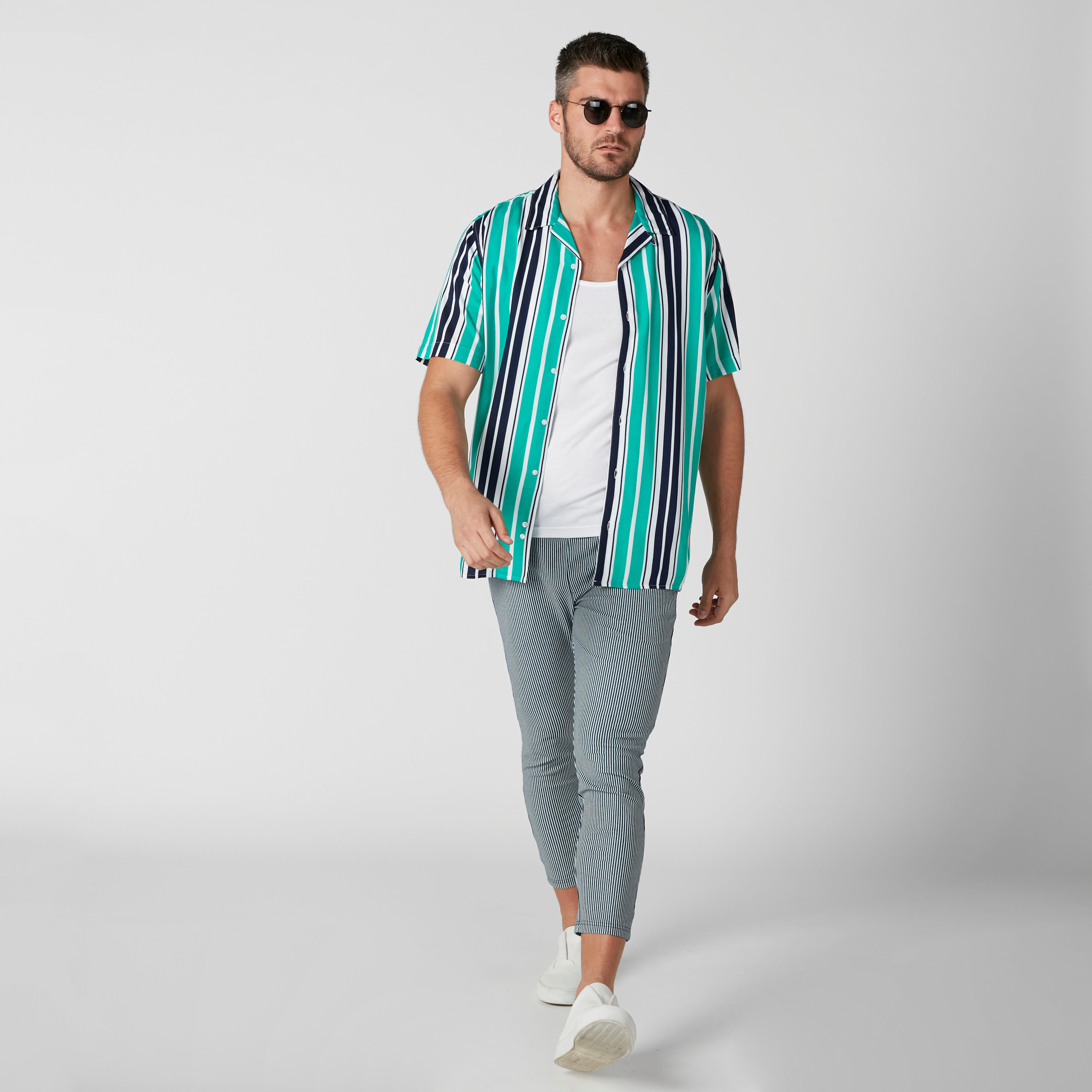 قميص مقلّم بأكمام قصيرة وأزرار-men-clothing-shirts-image-1
