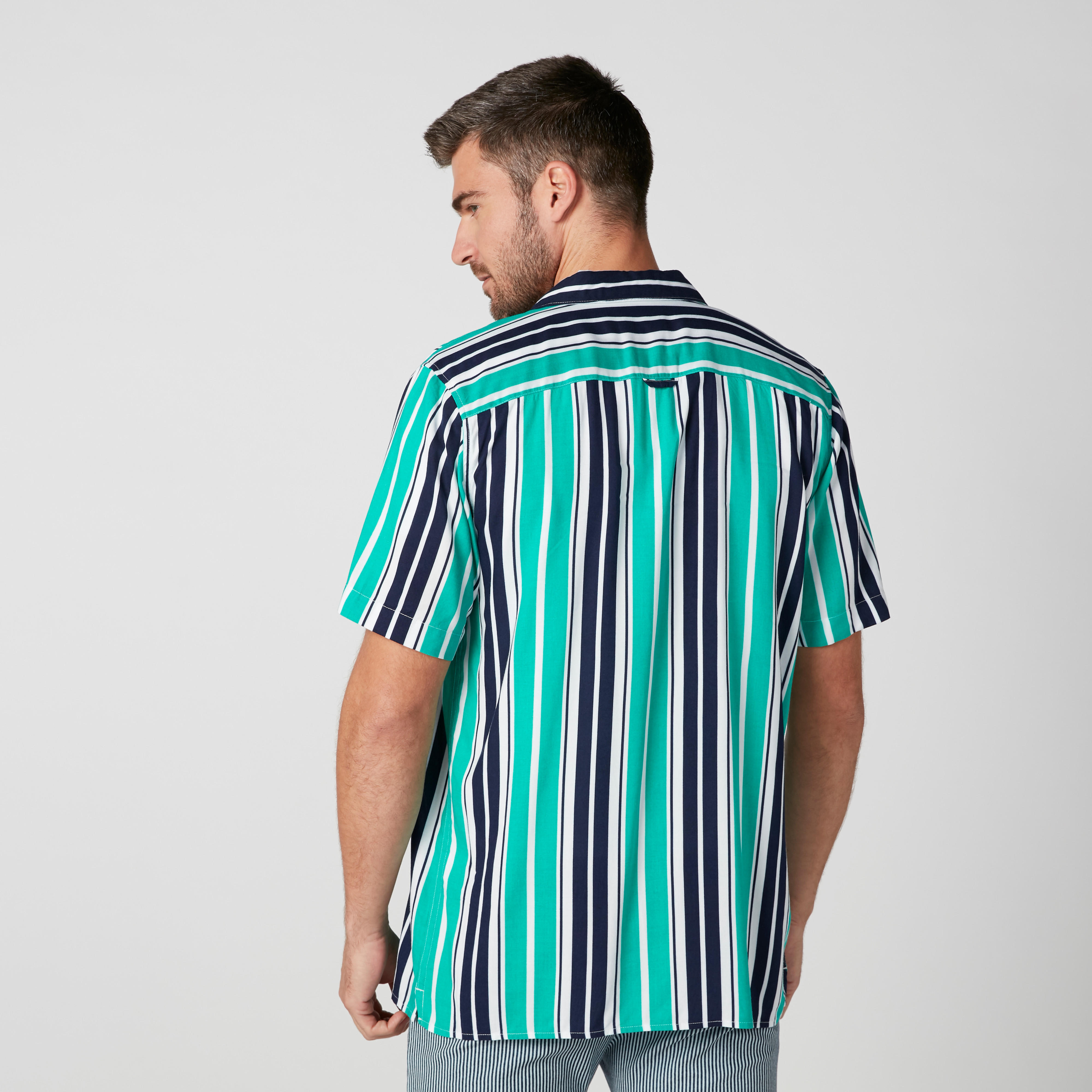 قميص مقلّم بأكمام قصيرة وأزرار-men-clothing-shirts-image-2