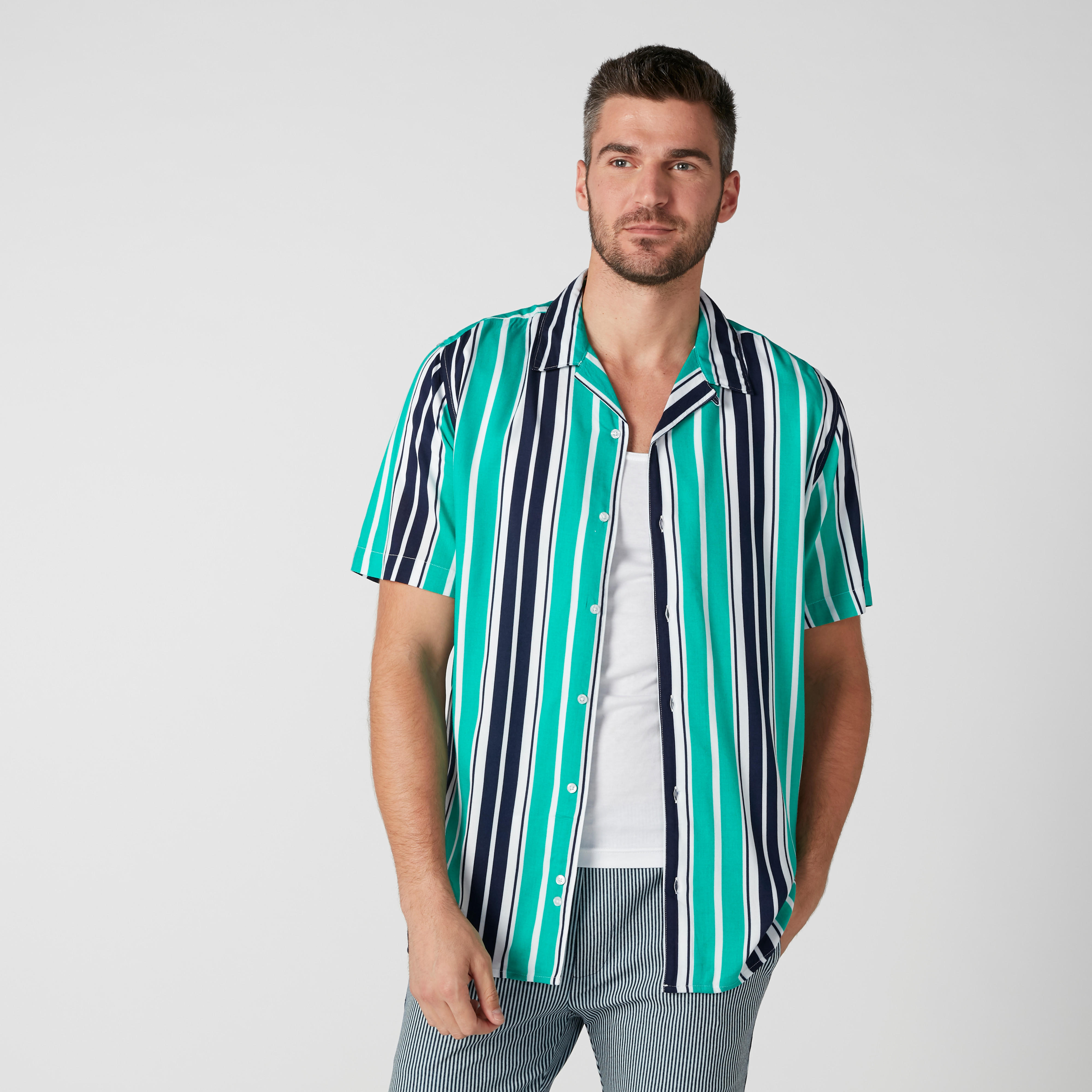 قميص مقلّم بأكمام قصيرة وأزرار-men-clothing-shirts-image-3