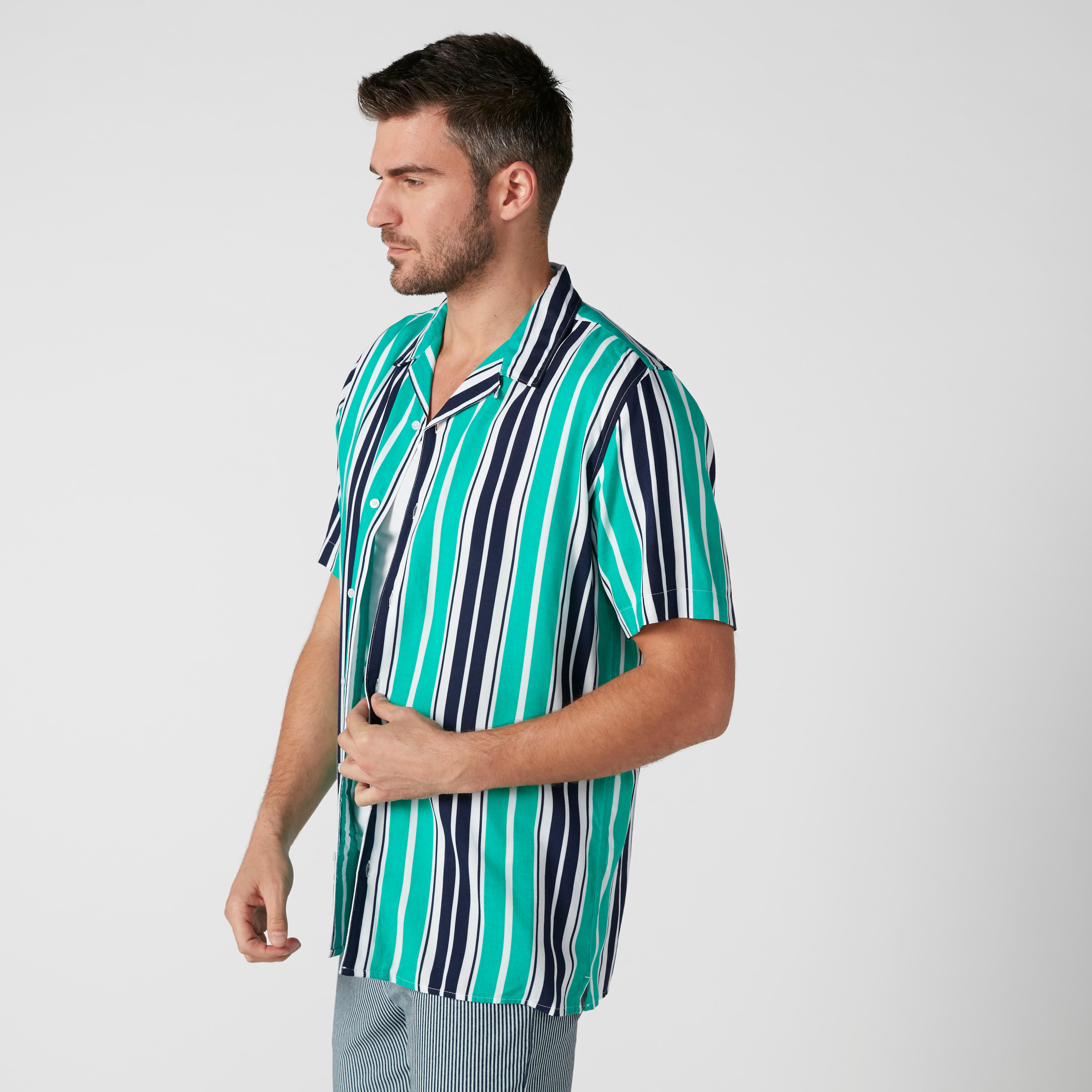 قميص مقلّم بأكمام قصيرة وأزرار-men-clothing-shirts-image-4