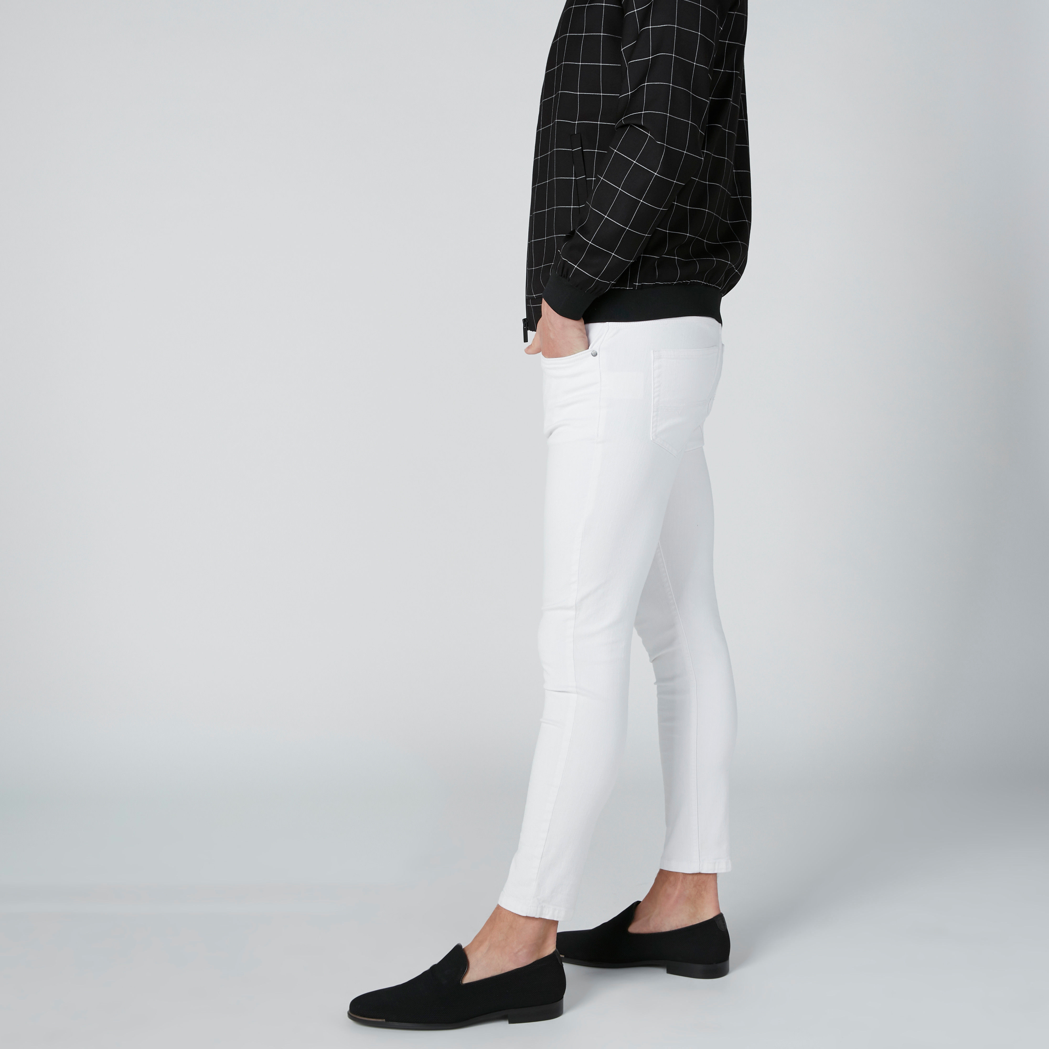 بنطال جينز طويل بخصر متوسط الارتفاع وجيوب وحلقات للحزام-men-clothing-bottoms-jeans-image-1