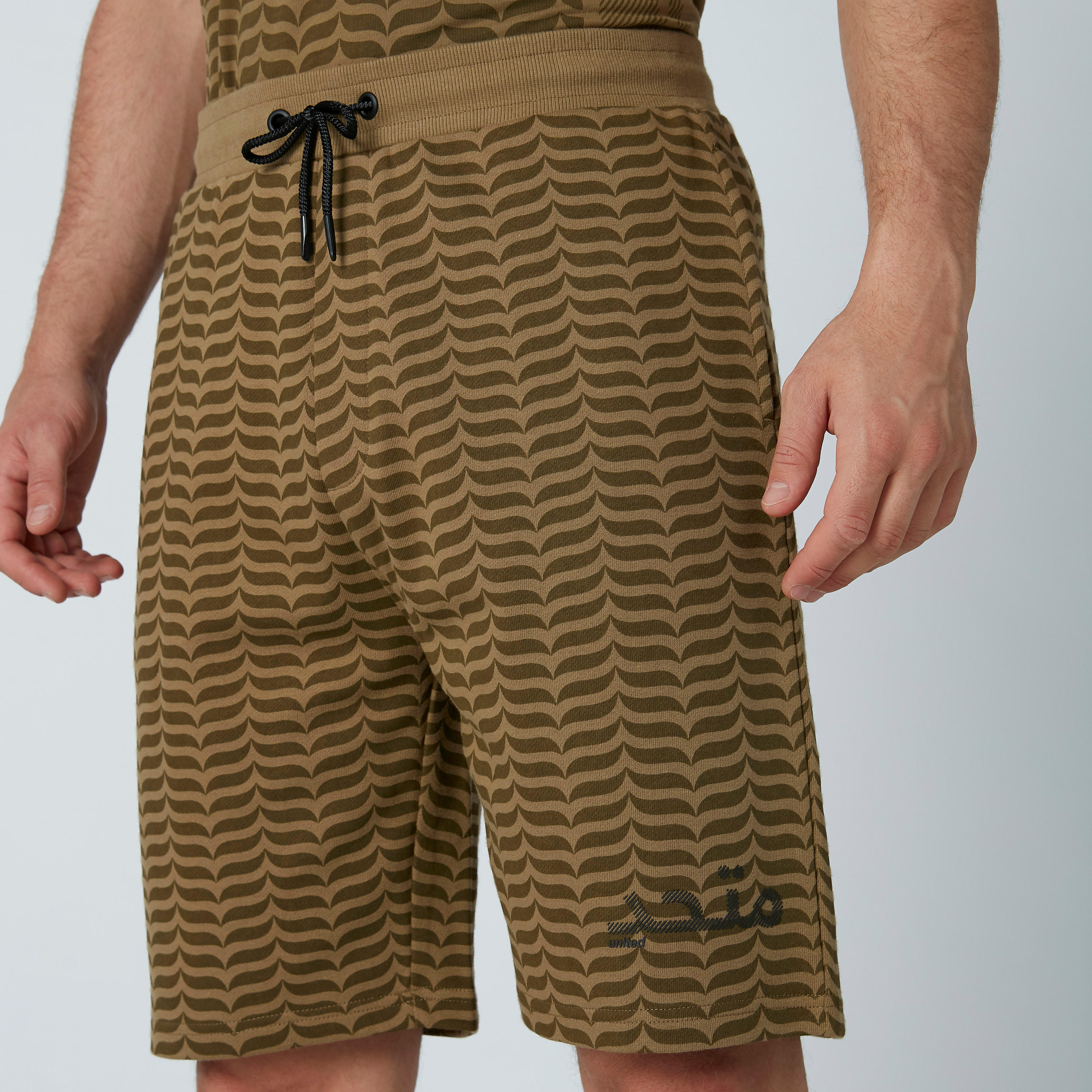 شورت بقصّة عادية وخصر متوسط الارتفاع وجيوب وطبعات-men-clothing-bottoms-shorts-image-1