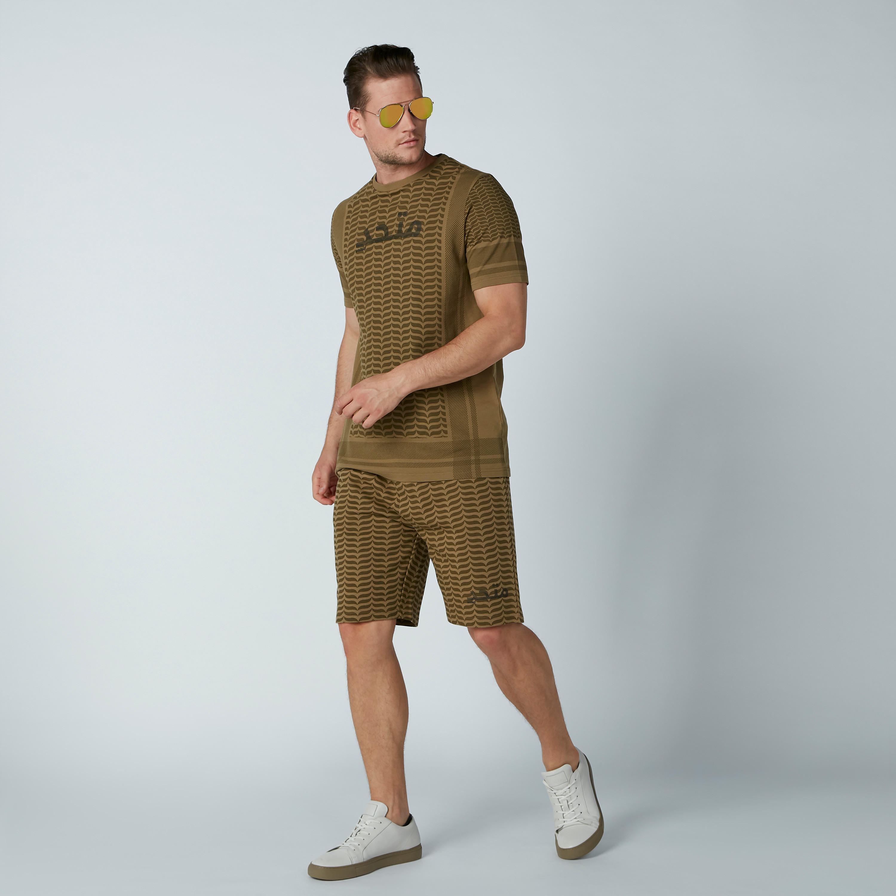 شورت بقصّة عادية وخصر متوسط الارتفاع وجيوب وطبعات-men-clothing-bottoms-shorts-image-2