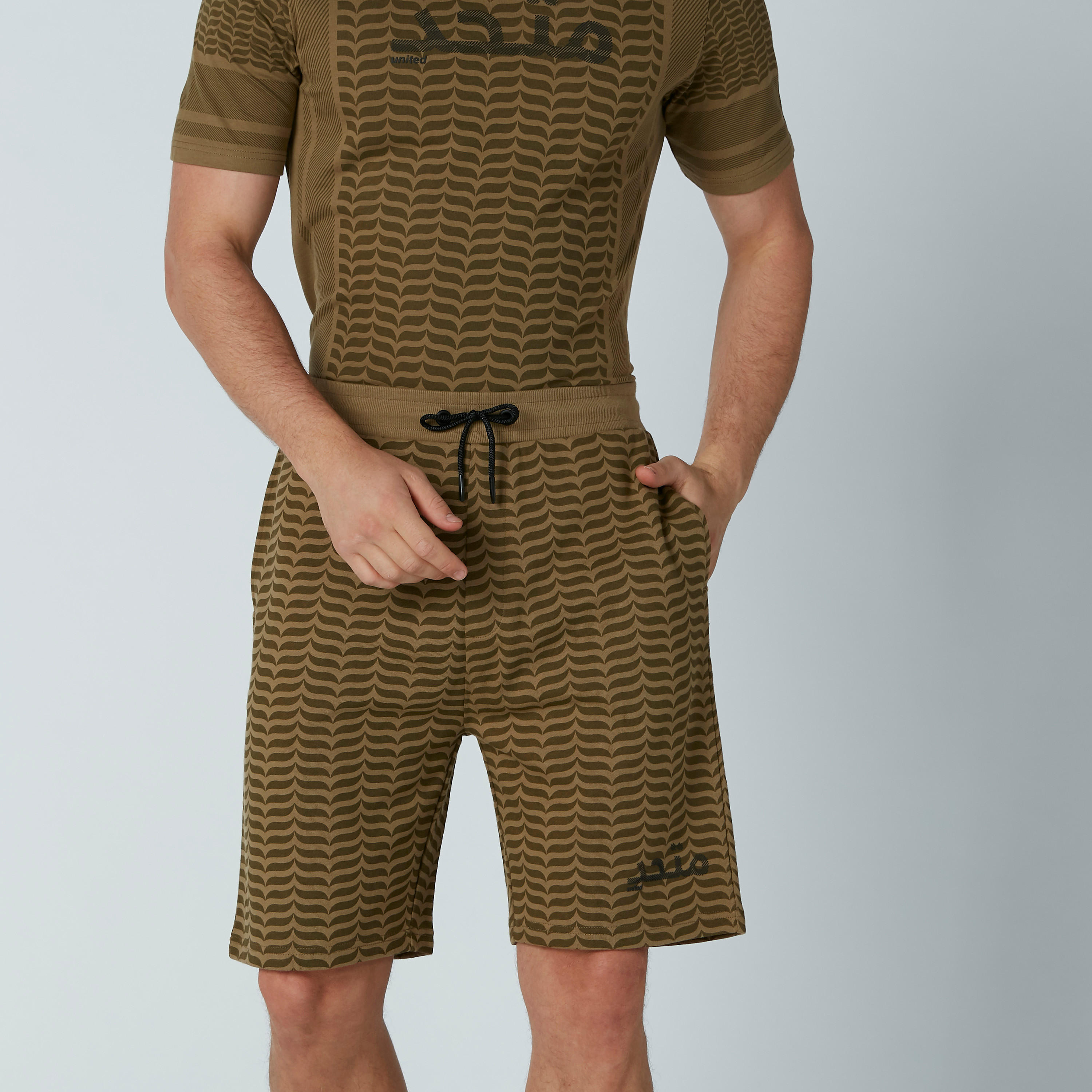 شورت بقصّة عادية وخصر متوسط الارتفاع وجيوب وطبعات-men-clothing-bottoms-shorts-image-3