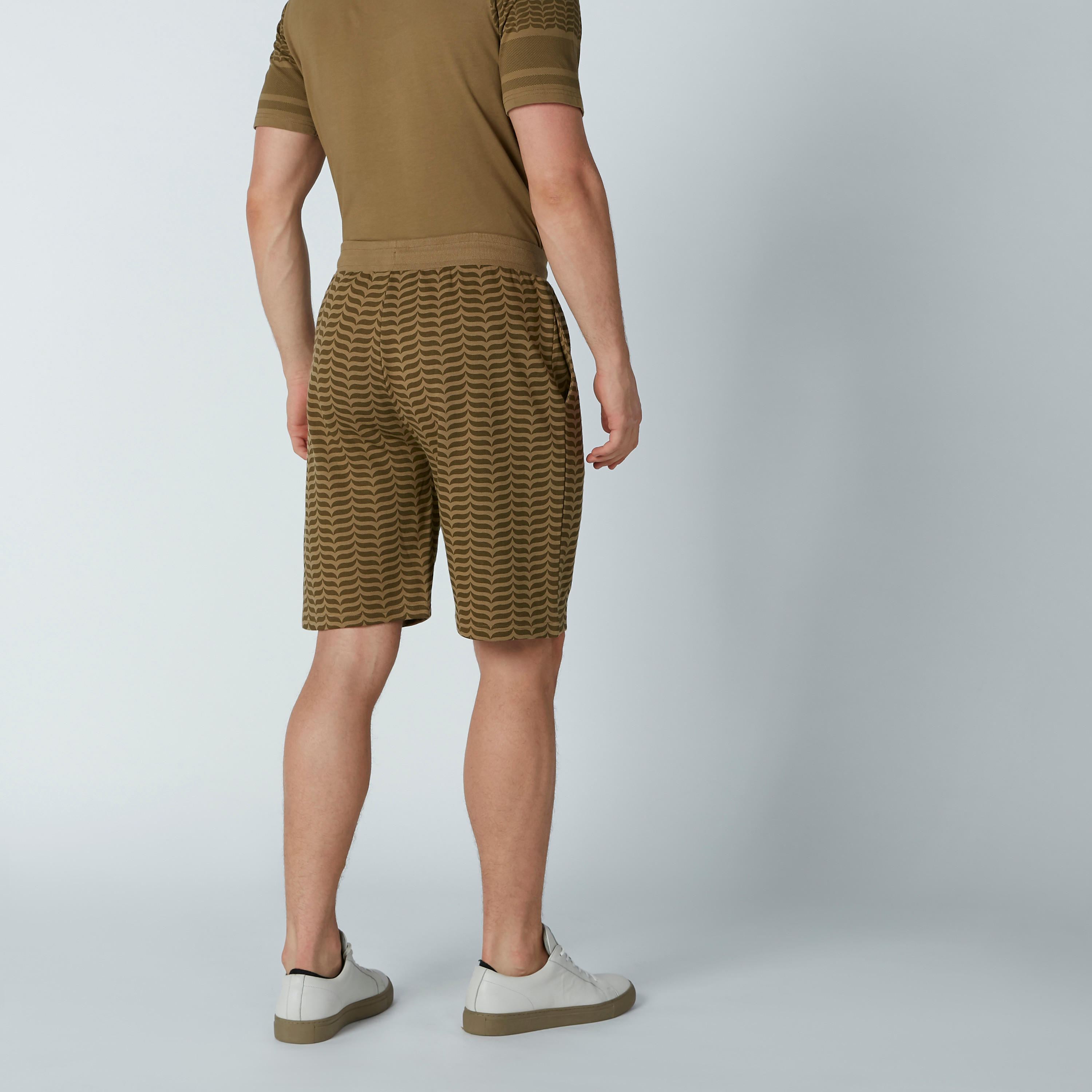شورت بقصّة عادية وخصر متوسط الارتفاع وجيوب وطبعات-men-clothing-bottoms-shorts-image-4