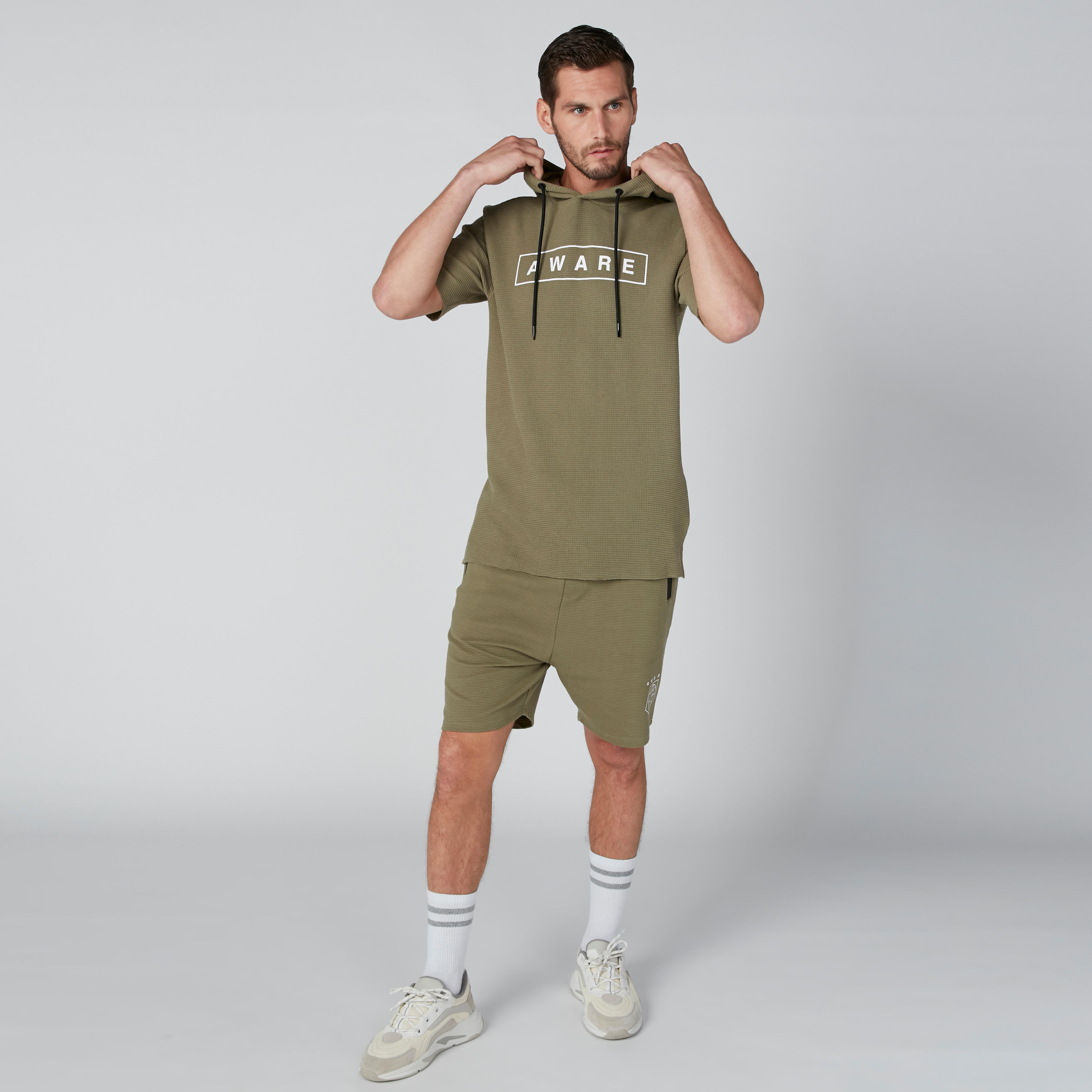 شورت بخصر متوسط الارتفاع ورباط وجيوب وطبعات-men-clothing-bottoms-shorts-image-1