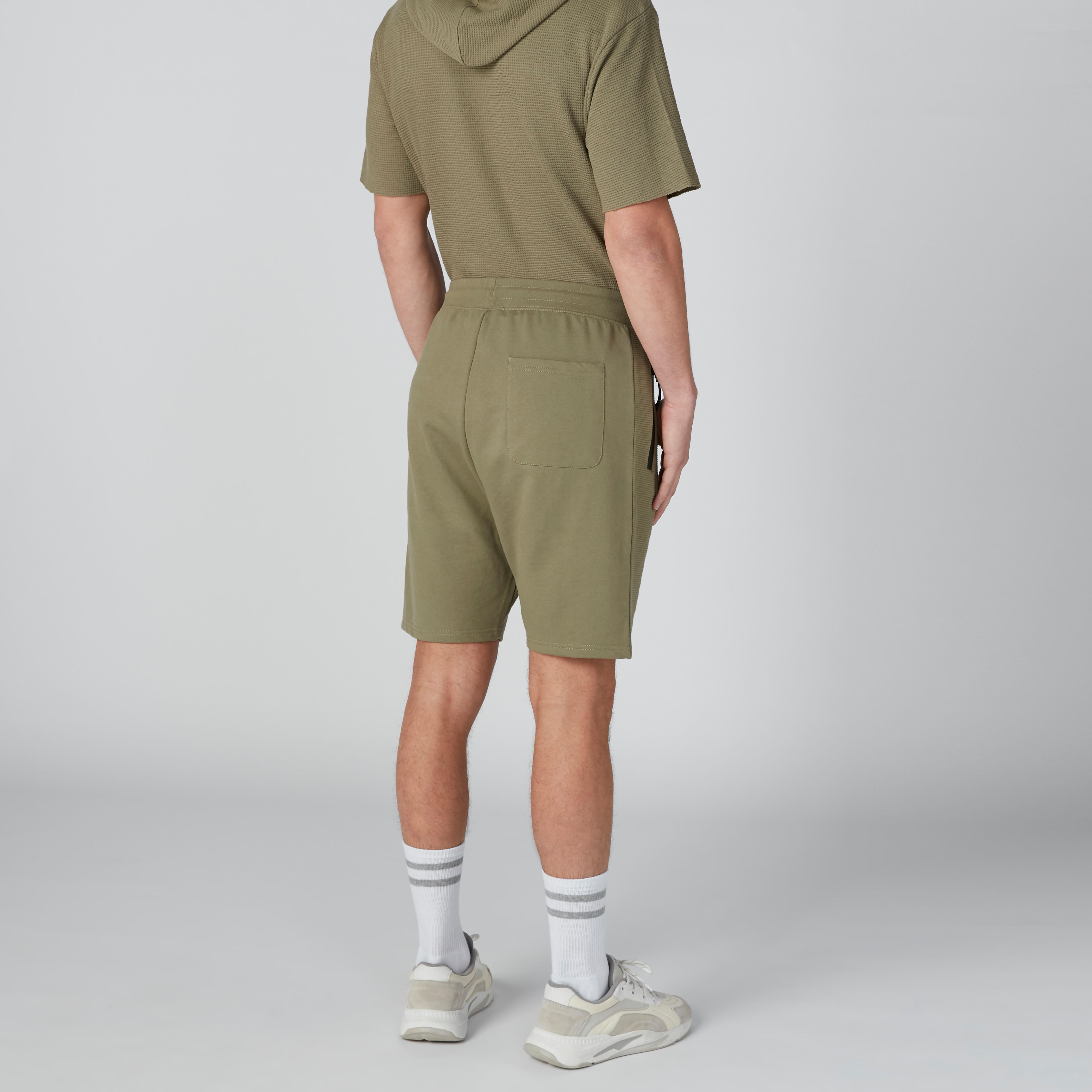 شورت بخصر متوسط الارتفاع ورباط وجيوب وطبعات-men-clothing-bottoms-shorts-image-2