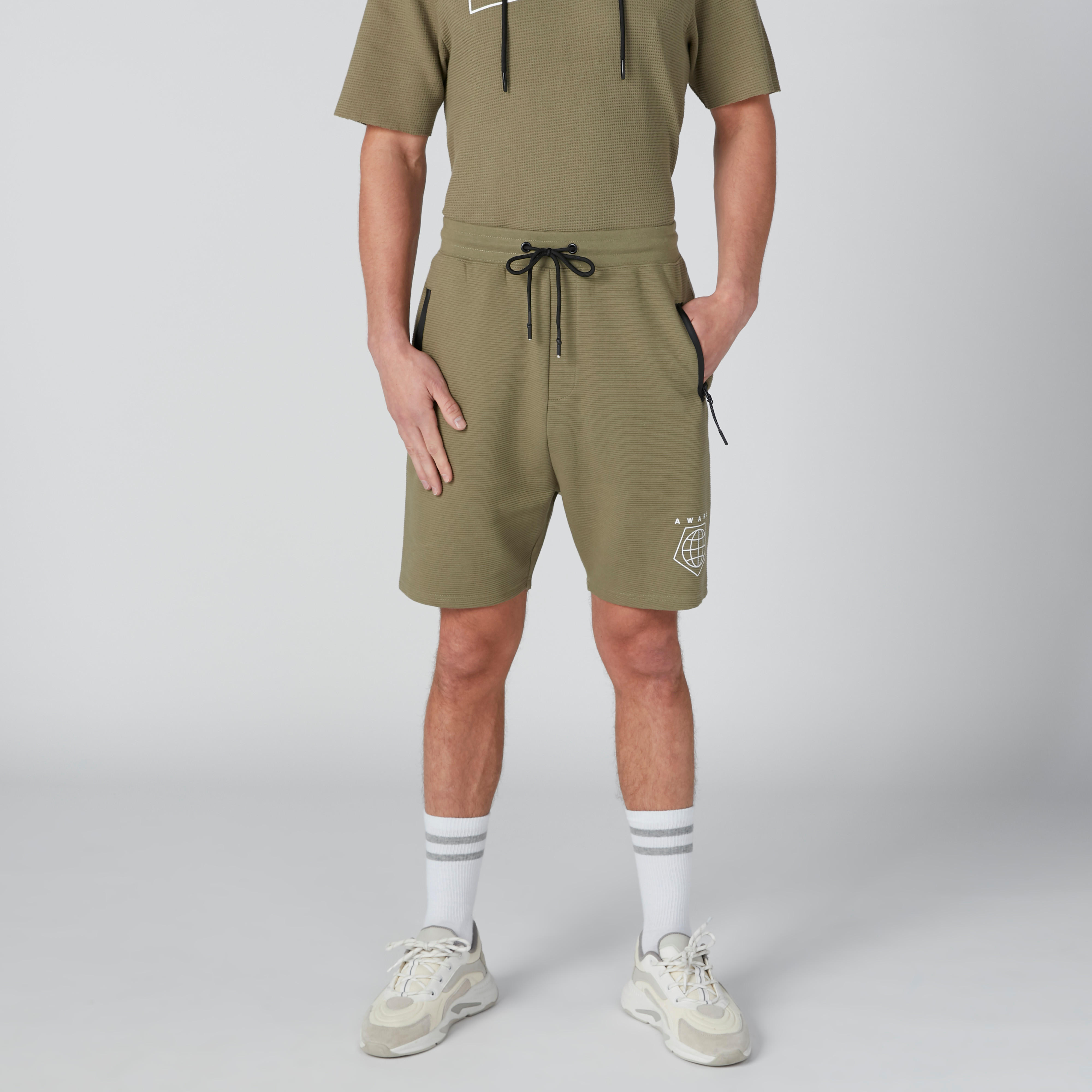 شورت بخصر متوسط الارتفاع ورباط وجيوب وطبعات-men-clothing-bottoms-shorts-image-3