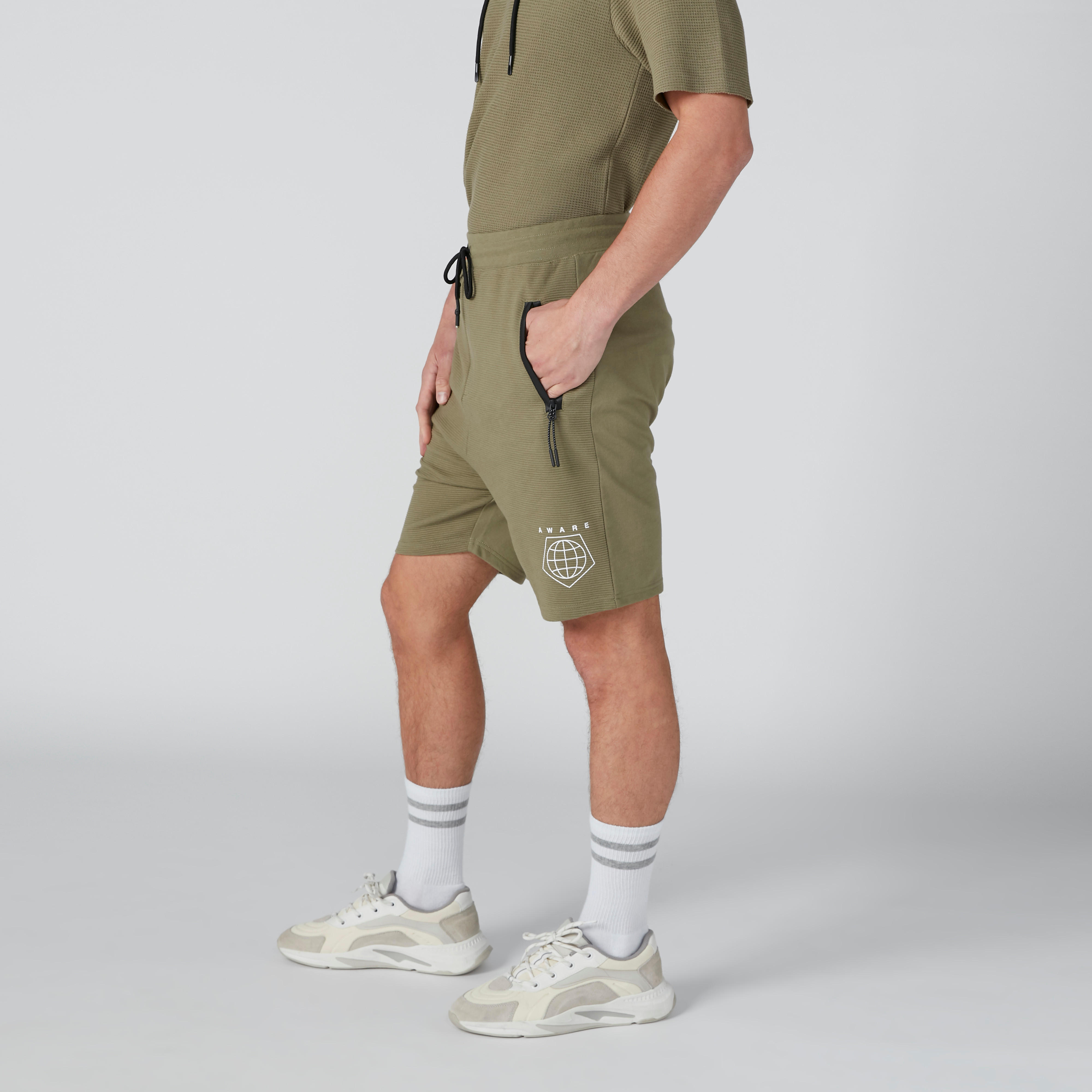 شورت بخصر متوسط الارتفاع ورباط وجيوب وطبعات-men-clothing-bottoms-shorts-image-4