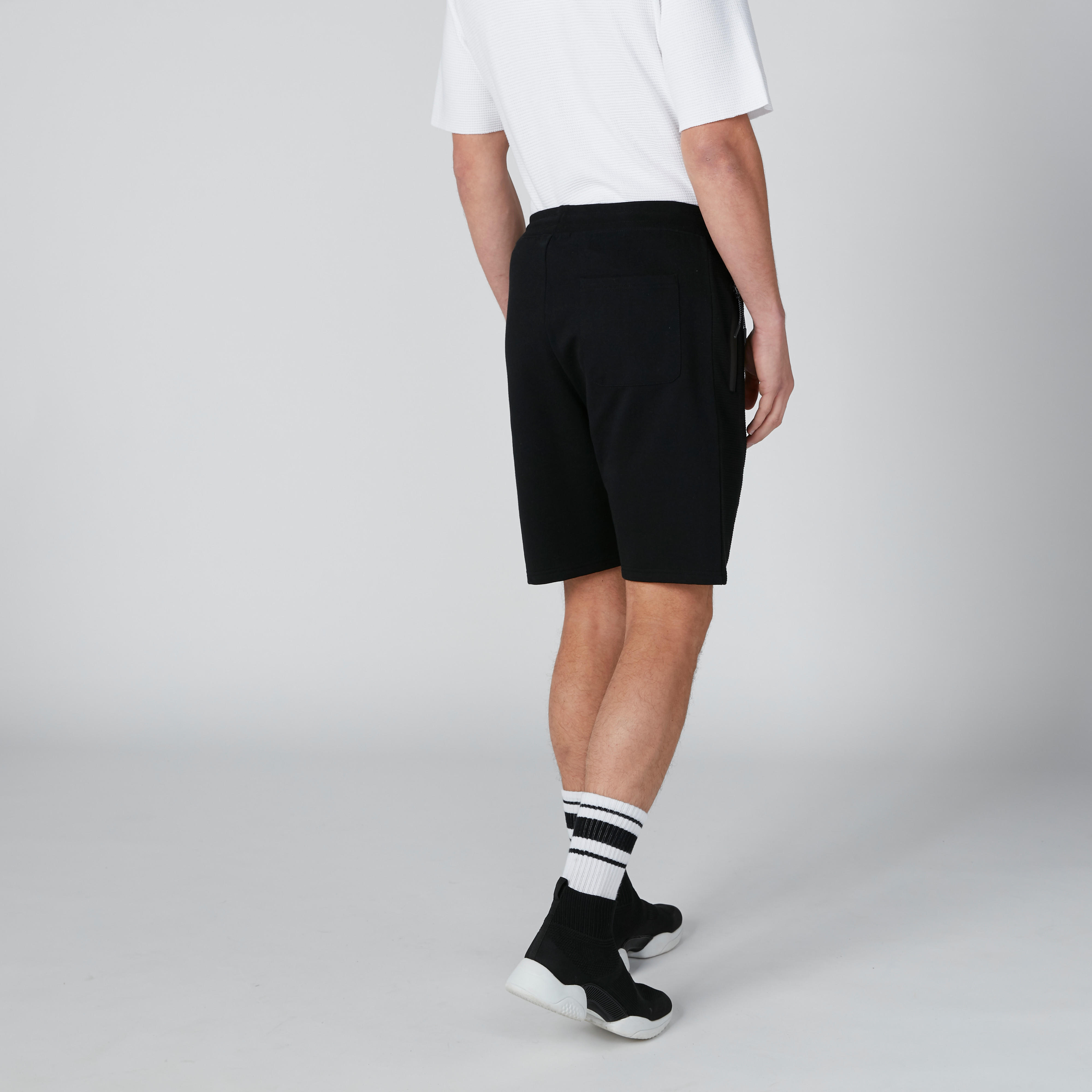 شورت بخصر متوسط الارتفاع ورباط وجيوب وطبعات-men-clothing-bottoms-shorts-image-7