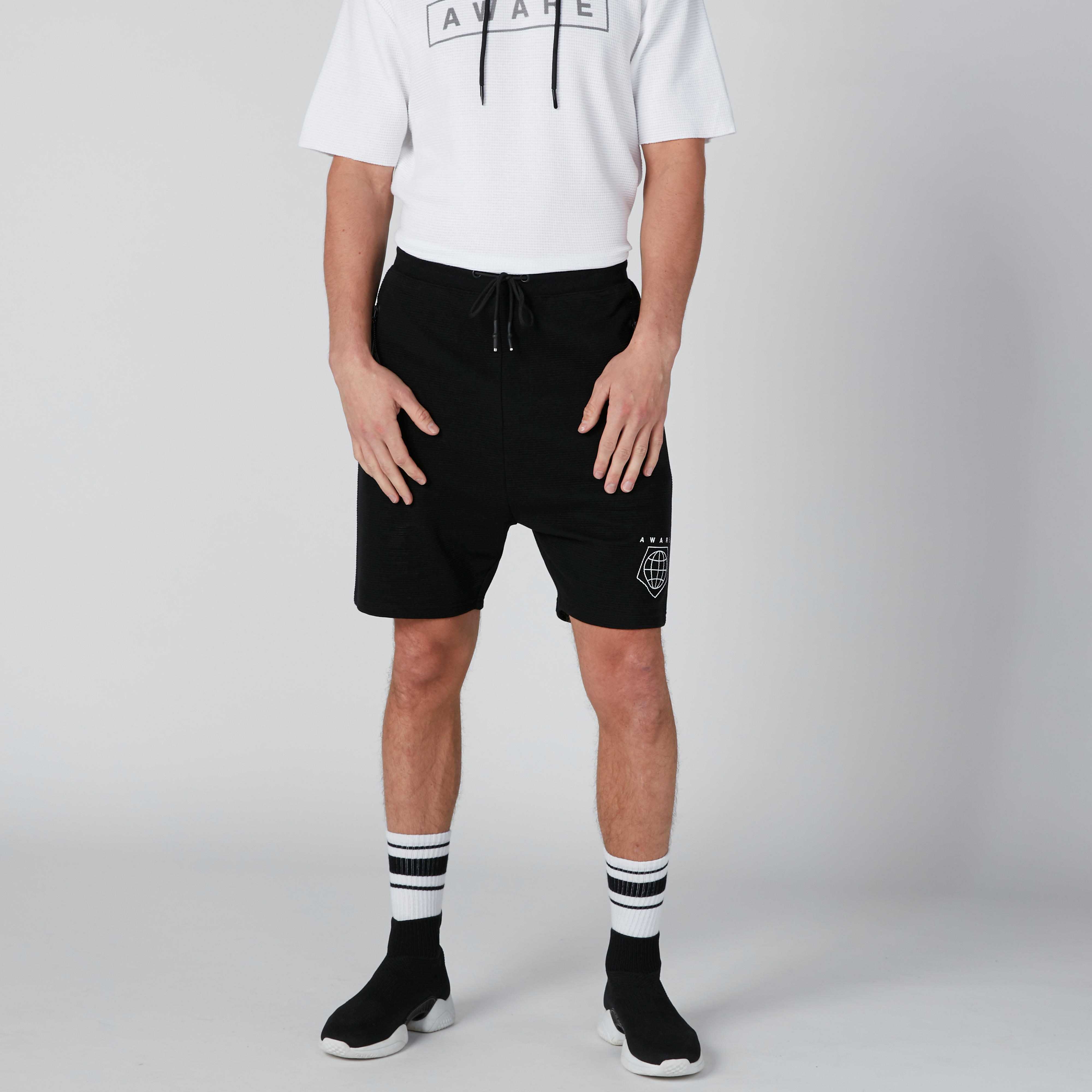شورت بخصر متوسط الارتفاع ورباط وجيوب وطبعات-men-clothing-bottoms-shorts-image-8