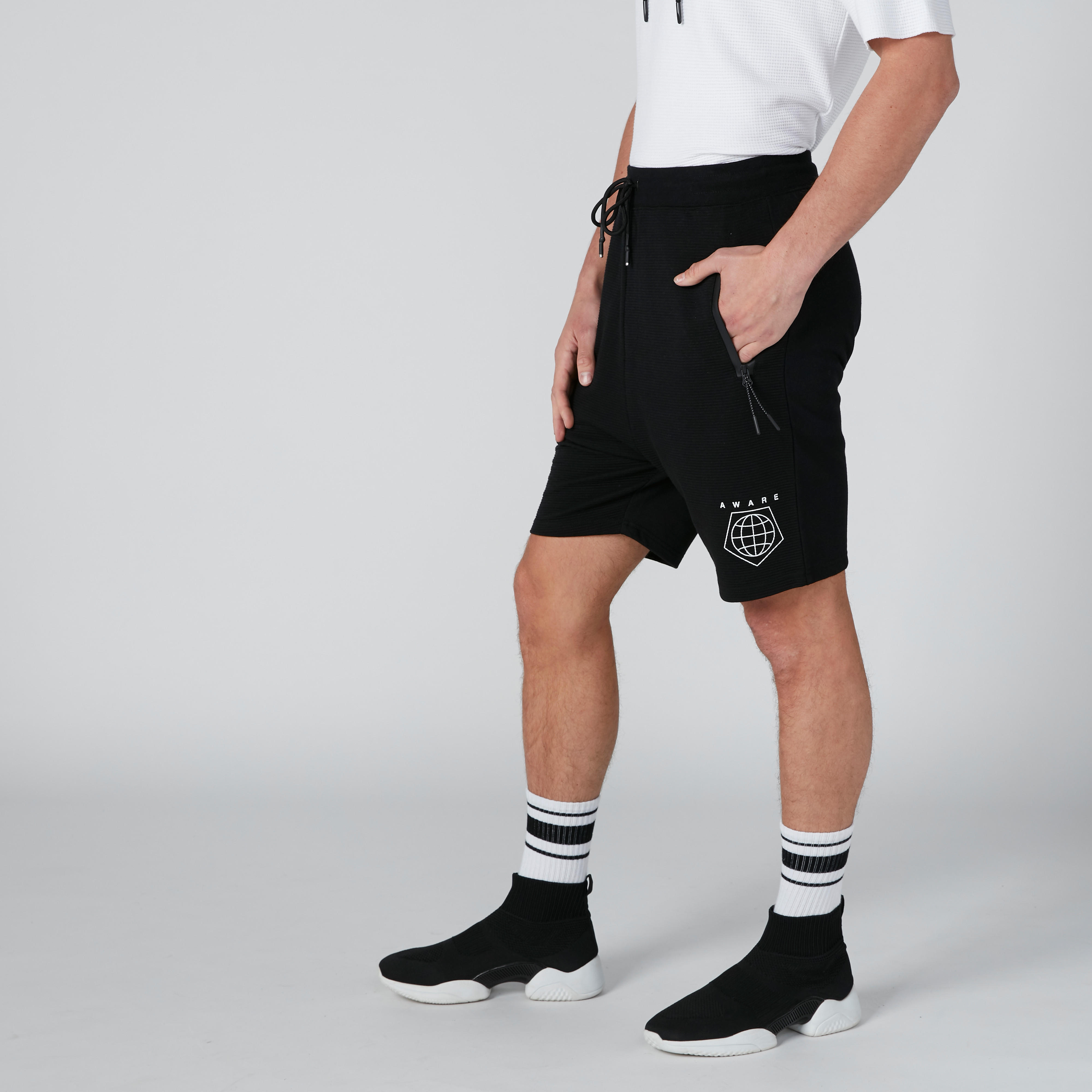 شورت بخصر متوسط الارتفاع ورباط وجيوب وطبعات-men-clothing-bottoms-shorts-image-9