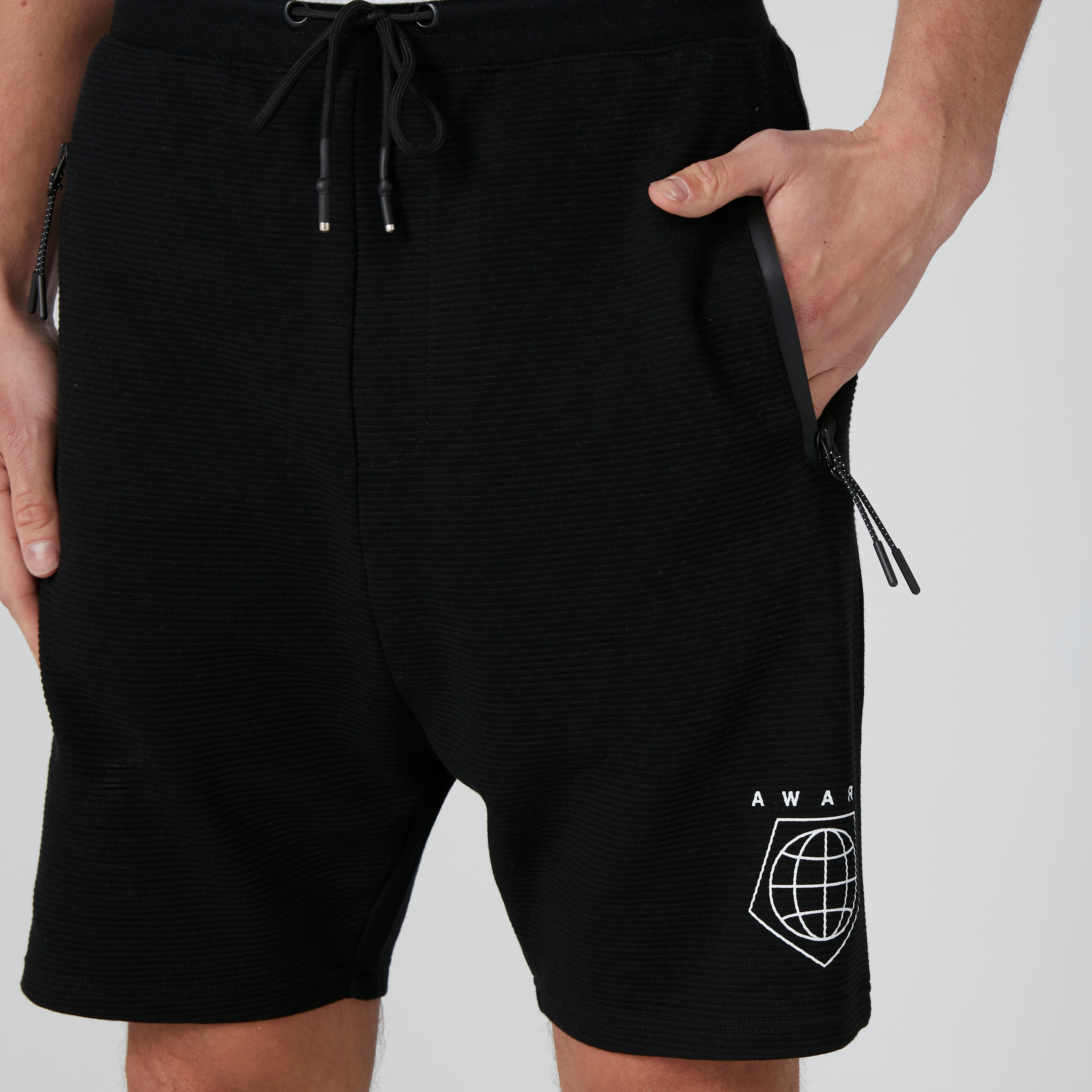 شورت بخصر متوسط الارتفاع ورباط وجيوب وطبعات-men-clothing-bottoms-shorts-image-10