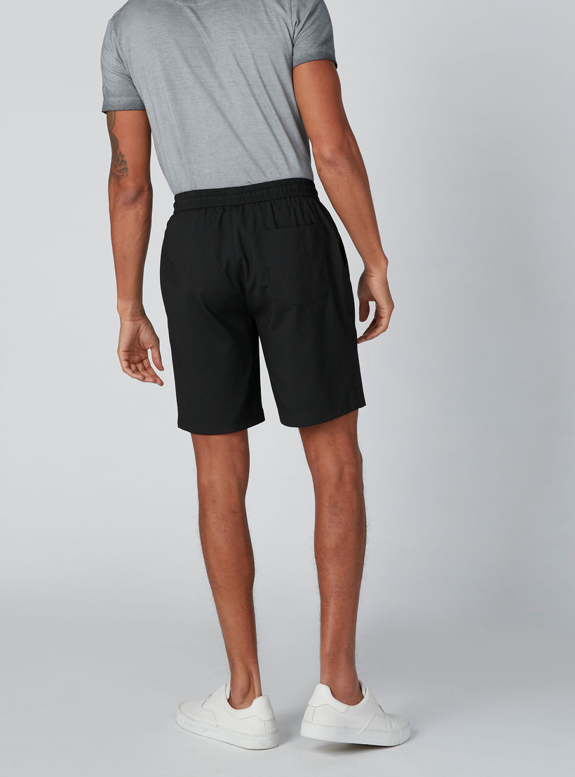 شورت بقصّة عادية ورباط وخصر متوسط الارتفاع وجيوب-men-clothing-bottoms-shorts-image-4