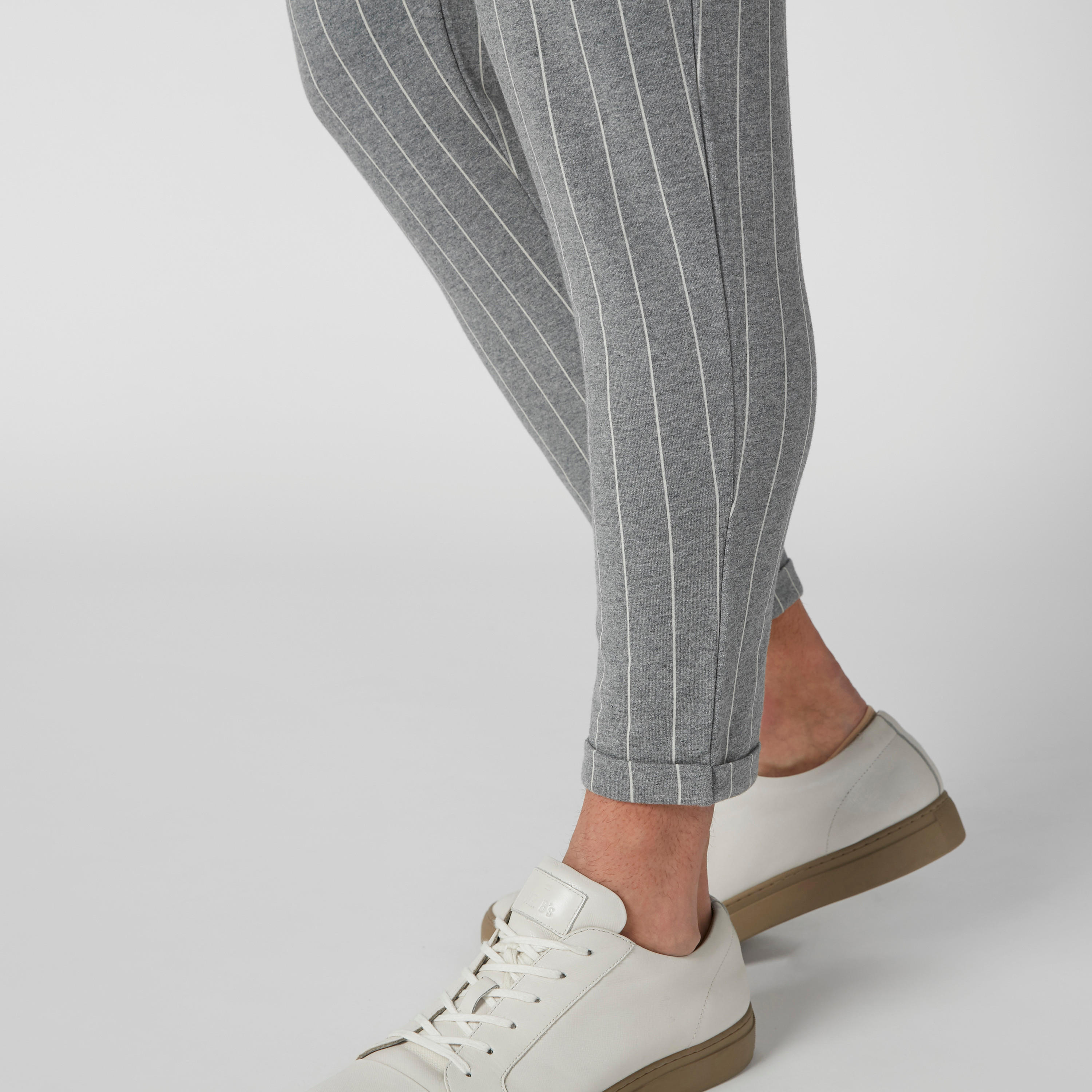 بنطال رياضي طويل مقلّم برباط وجيوب-men-clothing-bottoms-trousersandchinos-trousers-image-11