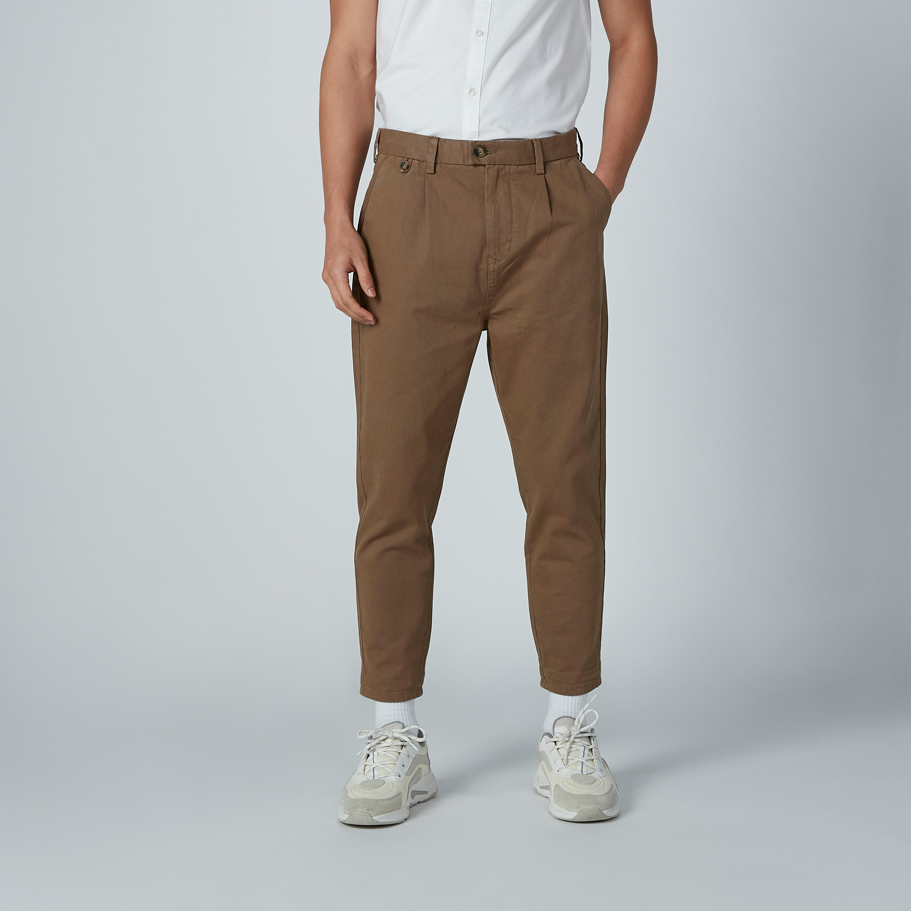 بنطلون شينو مستدام سادة بخصر متوسط الطول وجيوب وحلقات للحزام -men-clothing-bottoms-trousersandchinos-trousers-image-2