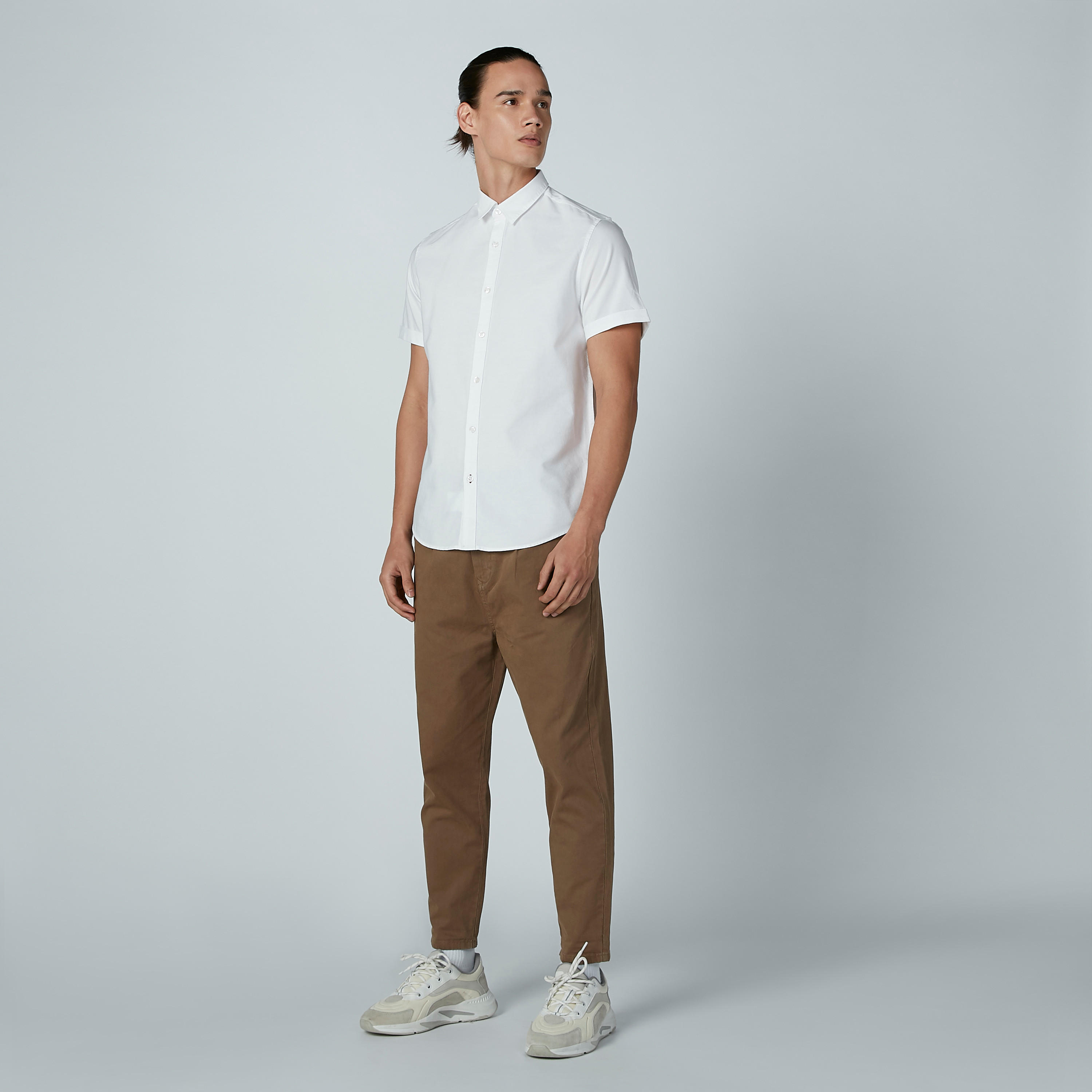 بنطلون شينو مستدام سادة بخصر متوسط الطول وجيوب وحلقات للحزام -men-clothing-bottoms-trousersandchinos-trousers-image-1
