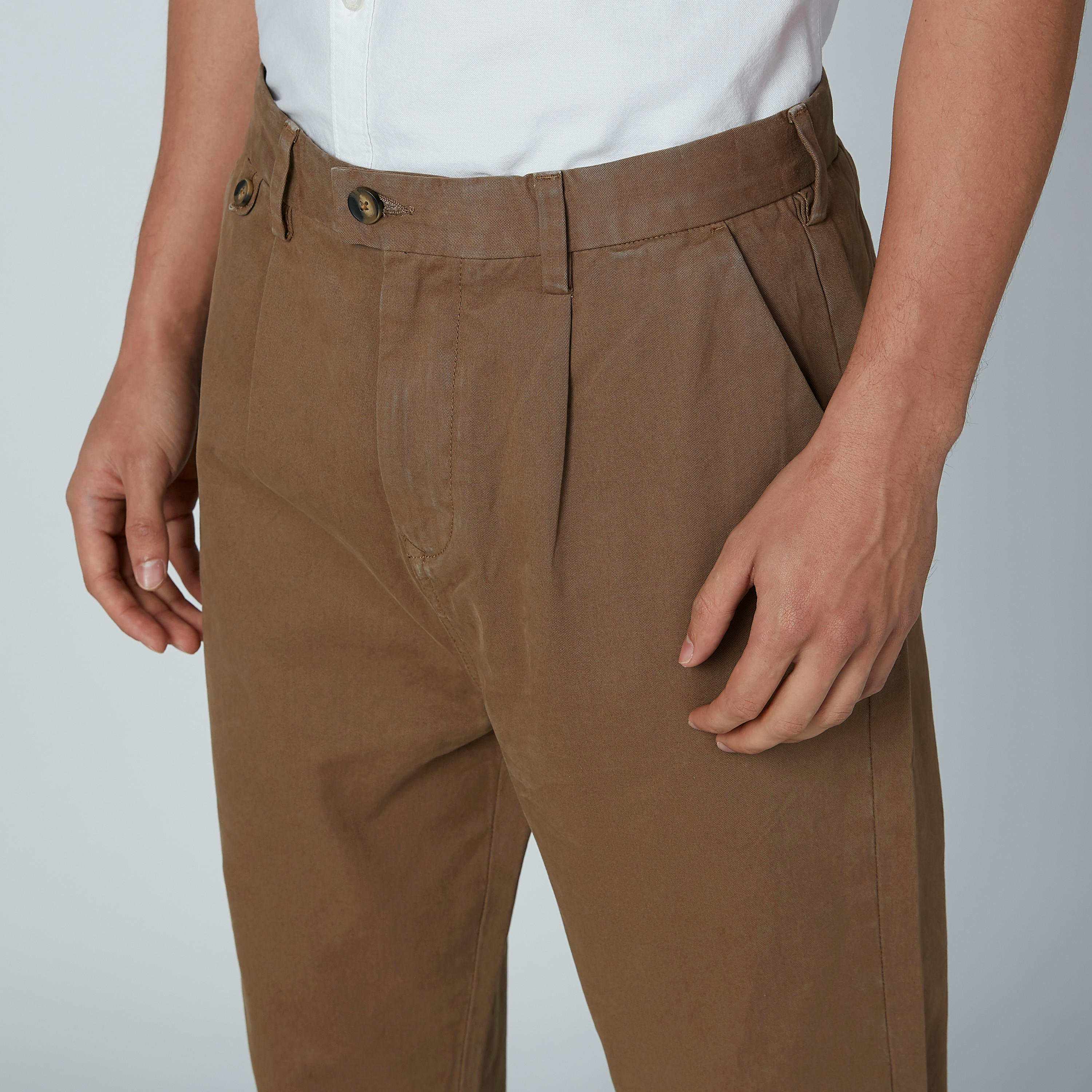 بنطلون شينو مستدام سادة بخصر متوسط الطول وجيوب وحلقات للحزام -men-clothing-bottoms-trousersandchinos-trousers-image-5