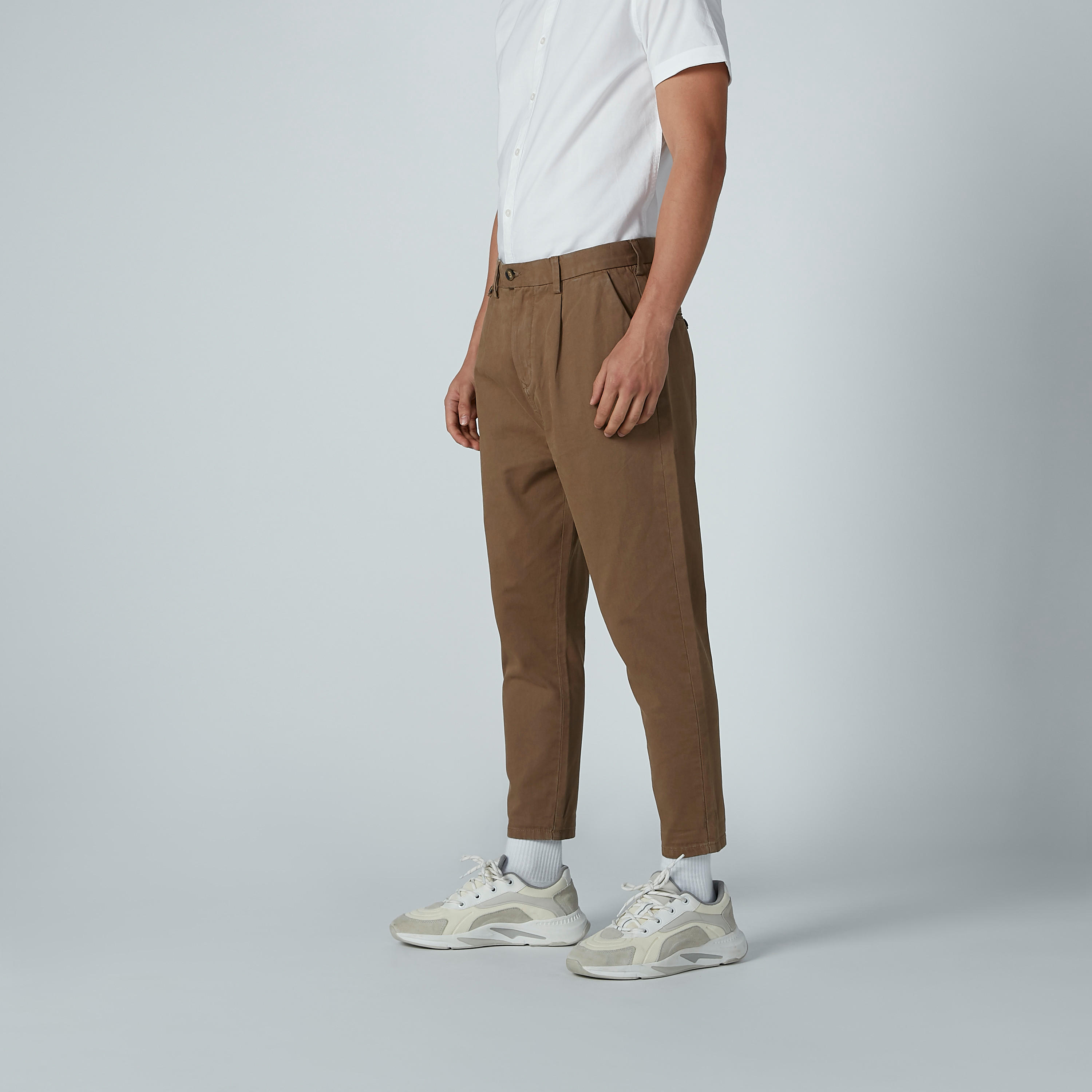 بنطلون شينو مستدام سادة بخصر متوسط الطول وجيوب وحلقات للحزام -men-clothing-bottoms-trousersandchinos-trousers-image-3