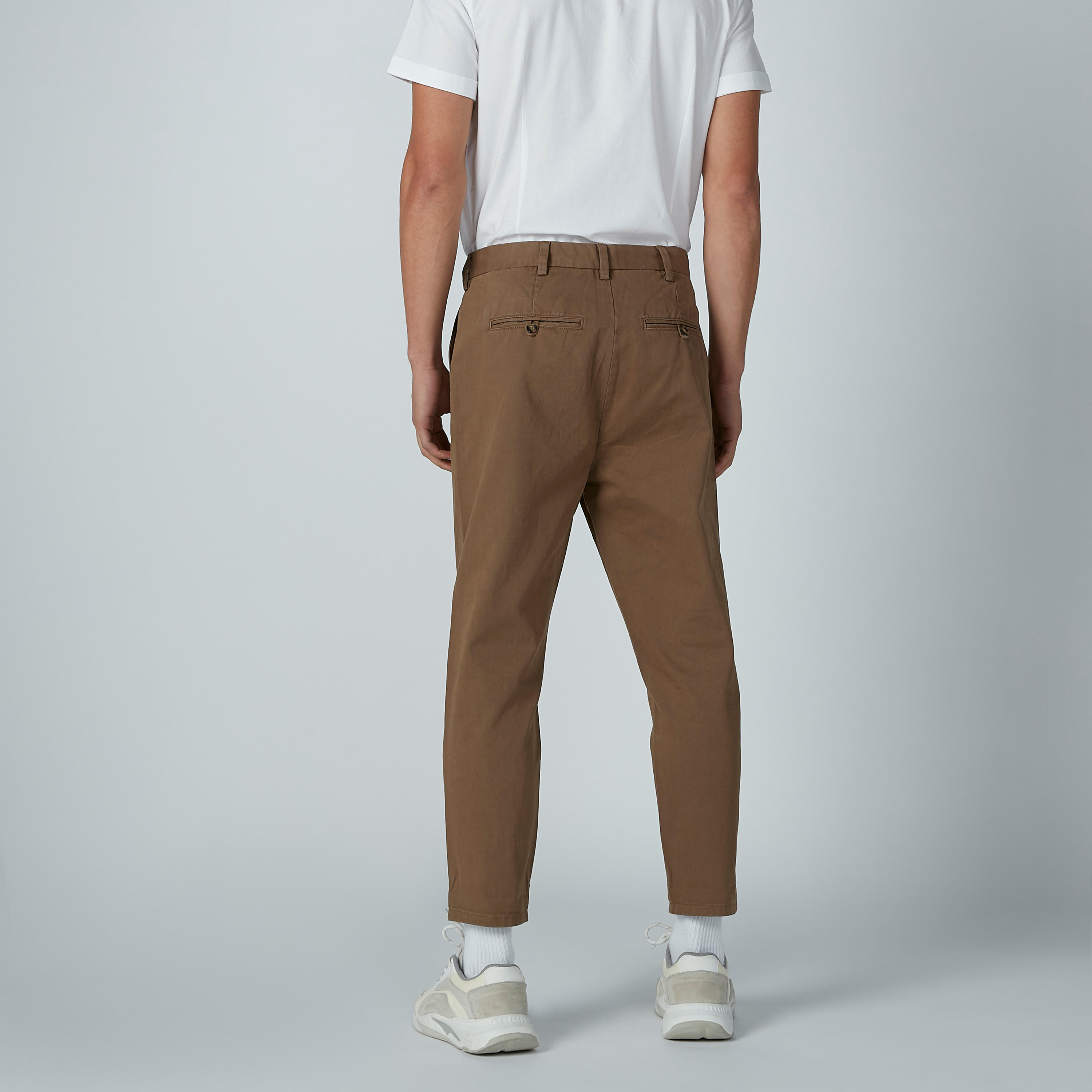 بنطلون شينو مستدام سادة بخصر متوسط الطول وجيوب وحلقات للحزام -men-clothing-bottoms-trousersandchinos-trousers-image-4
