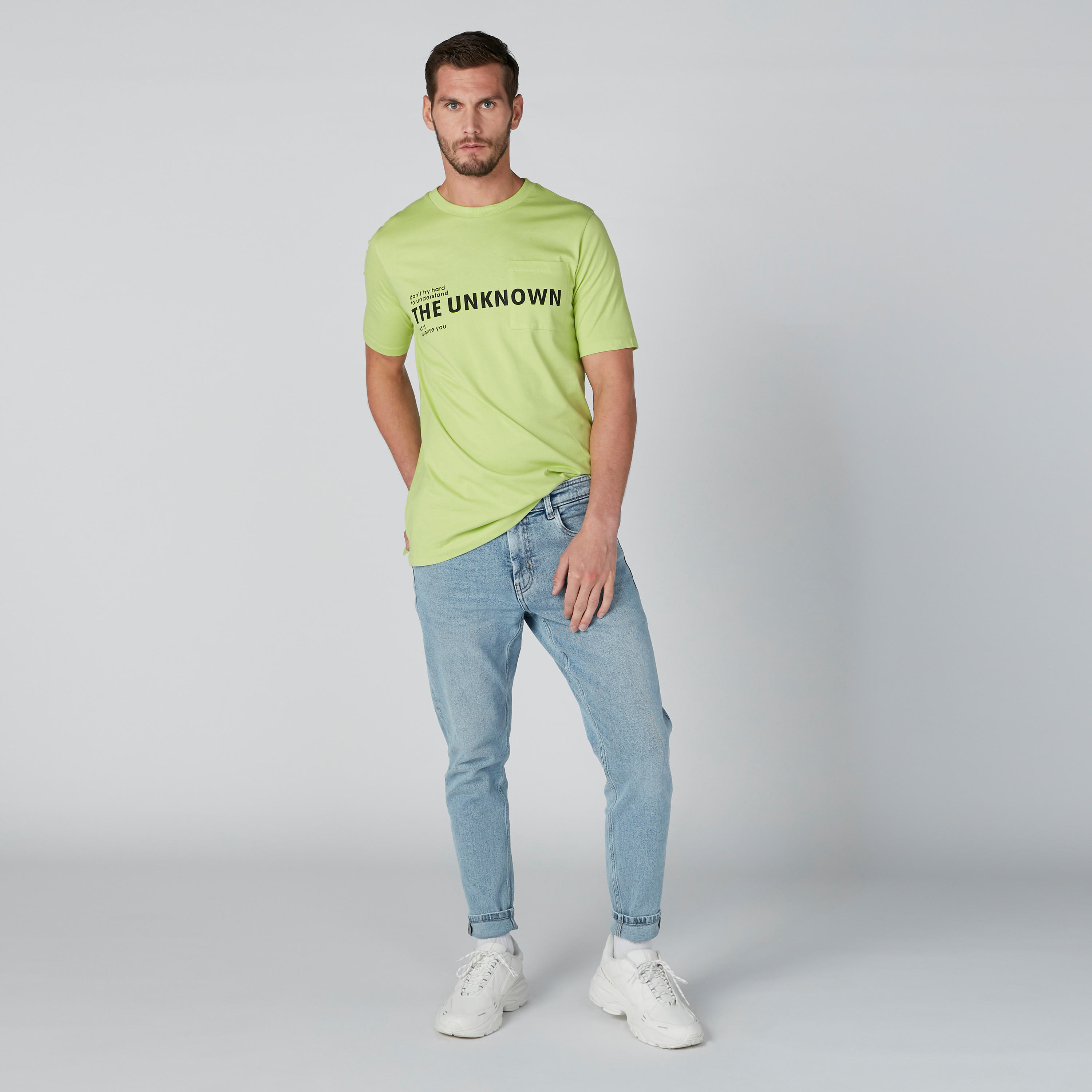 تيشيرت بياقة مستديرة وجيوب وطبعات-men-clothing-tshirtsandpolos-tshirts-image-1