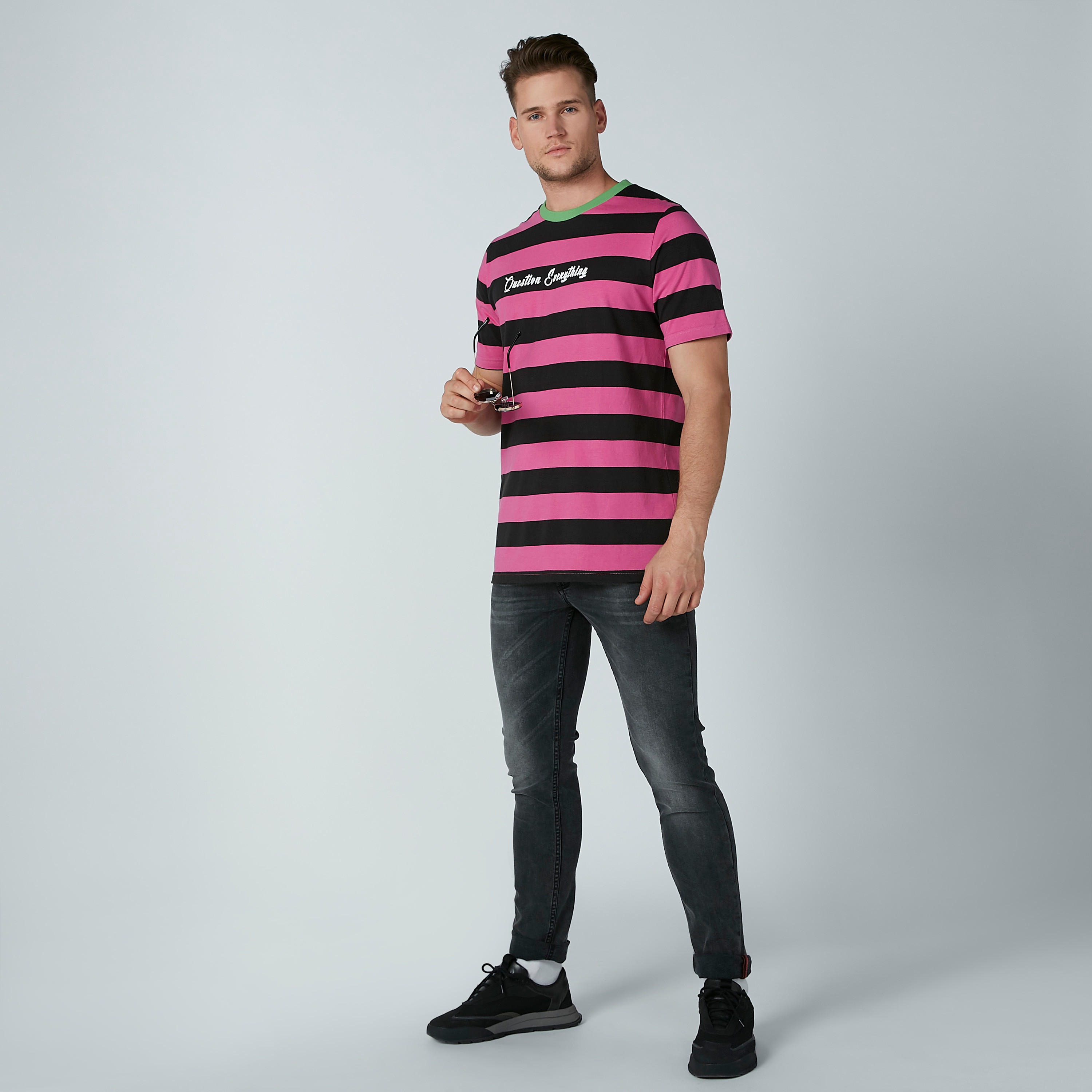 تيشيرت مقلّم بياقة مستديرة وأكمام قصيرة-men-clothing-tshirtsandpolos-tshirts-image-1
